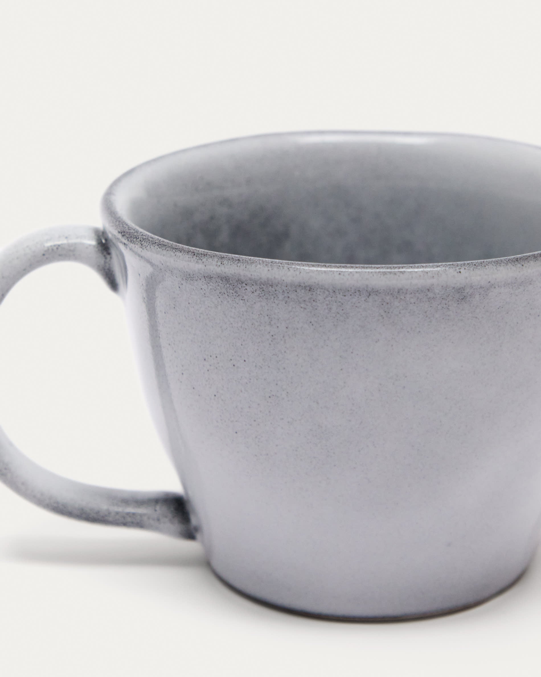 Elegante blaue Keramiktasse von Kave Home, ideal für Kaffee oder Tee. Zeitloses Design für stilvolle Genussmomente.