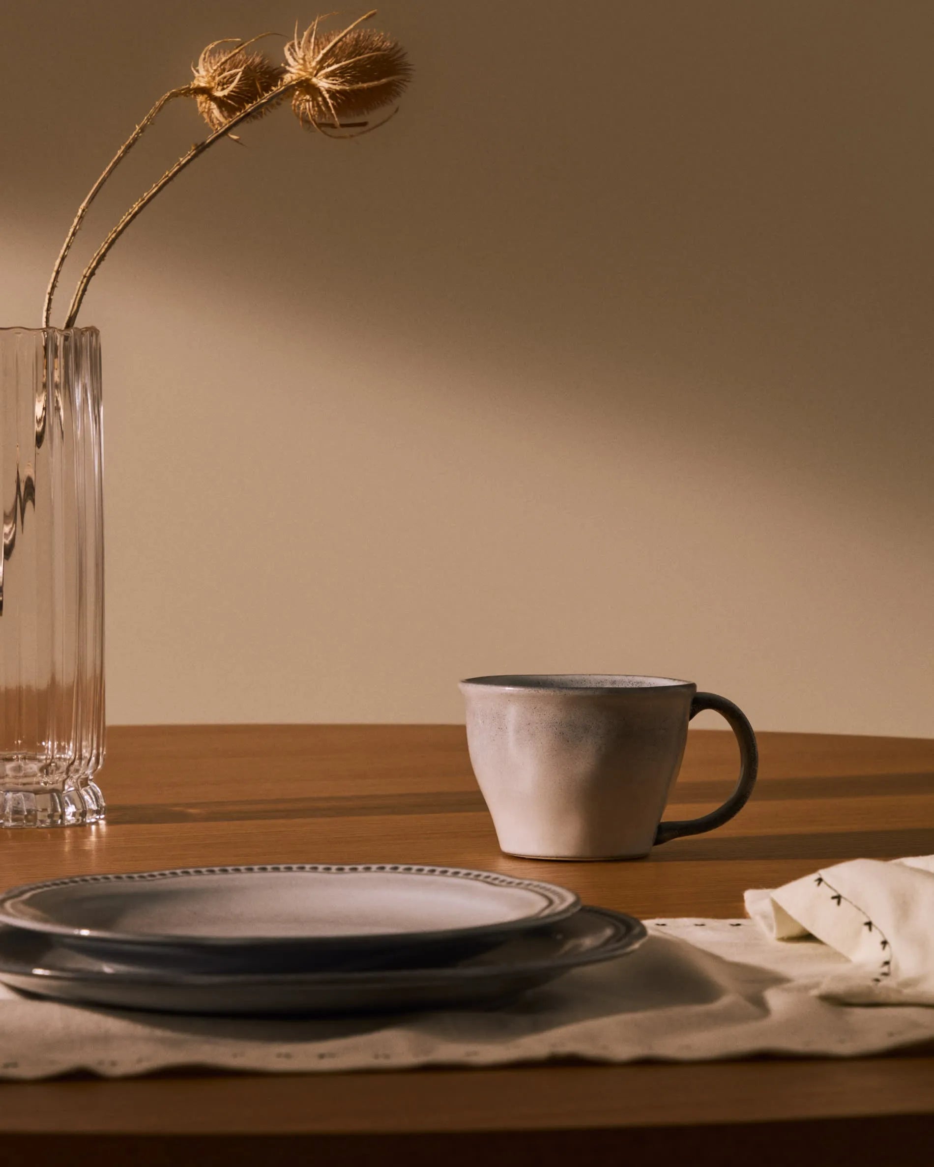 Stilvolle blaue Keramiktasse von Kave Home, perfekt für Kaffee oder Tee. Modernes Design für gemütliche Genussmomente.