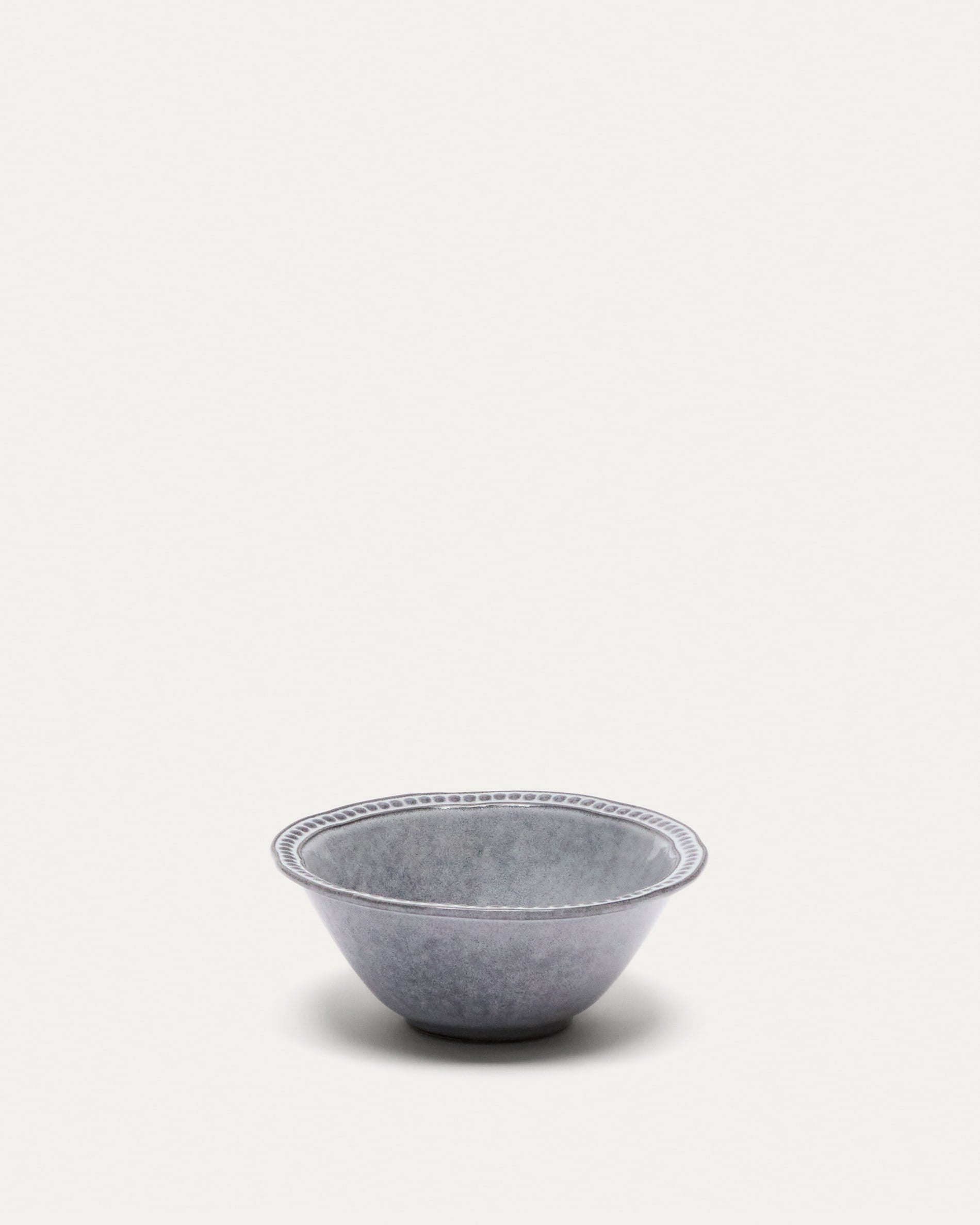 Die Dovec Keramikschale von Kave Home in Blau besticht durch ihr elegantes Design und hochwertige Verarbeitung, ideal für jeden Tisch.
