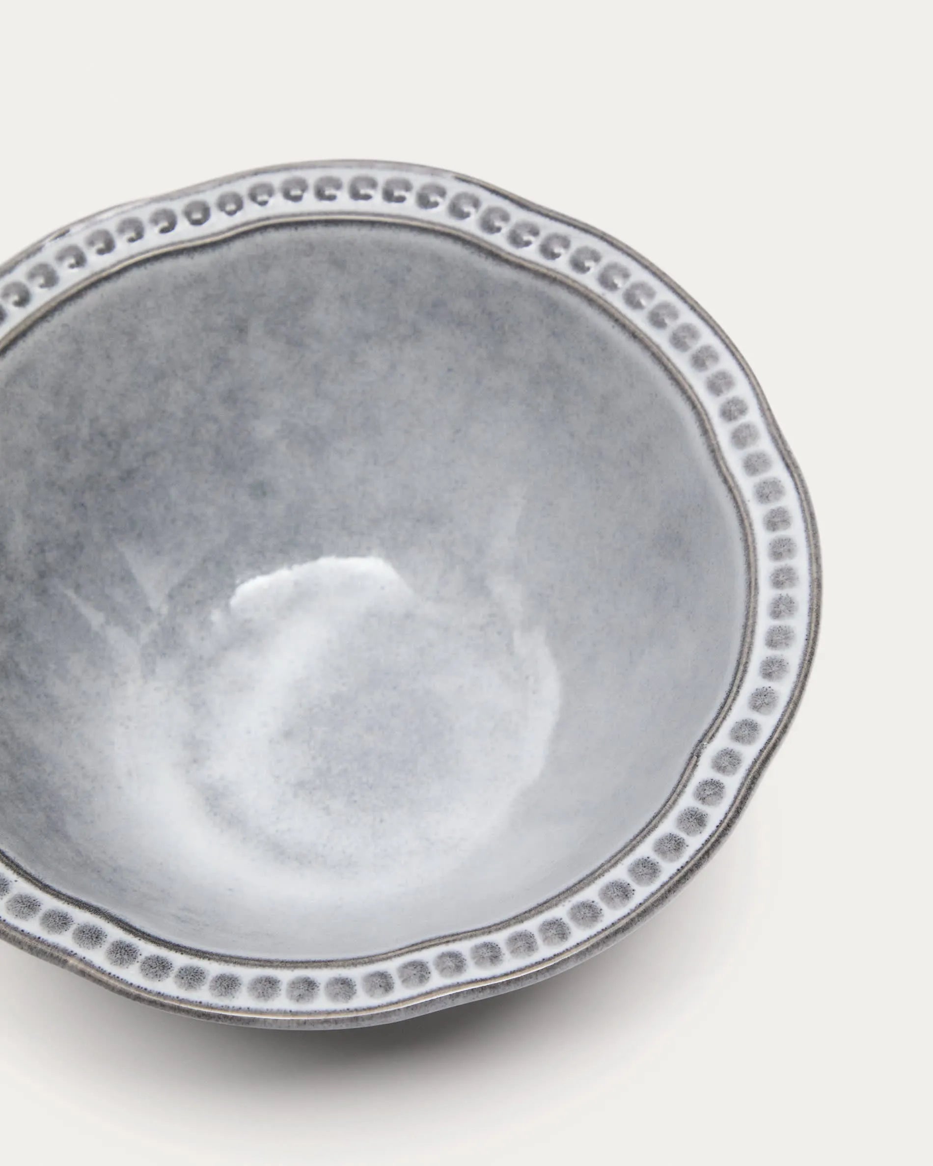 Die blaue Dovec Keramikschale von Kave Home besticht durch ihr elegantes Design und ist ideal für stilvolle Tischdekorationen.