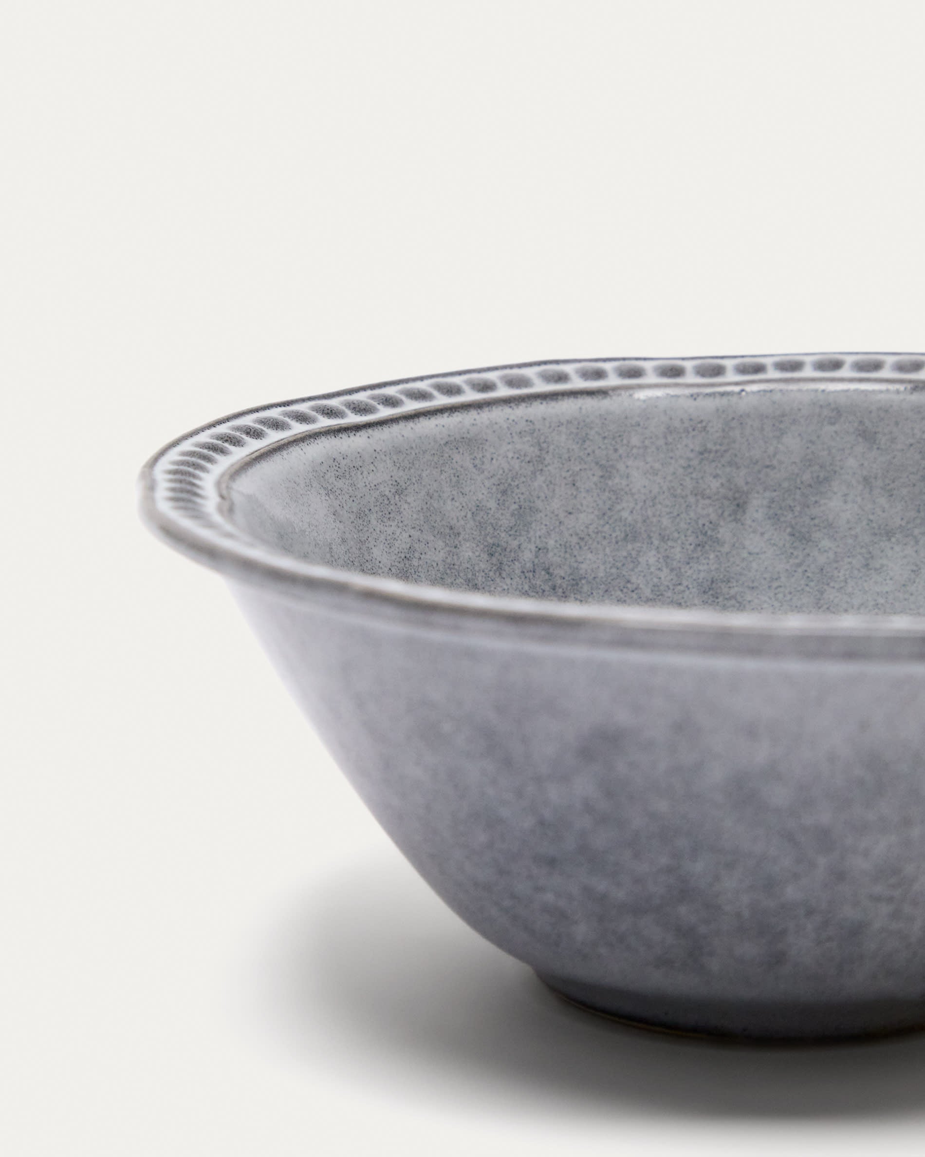 Die Dovec Keramikschale in Blau von Kave Home überzeugt mit ihrem stilvollen Design und ist perfekt für moderne Tischdekorationen.