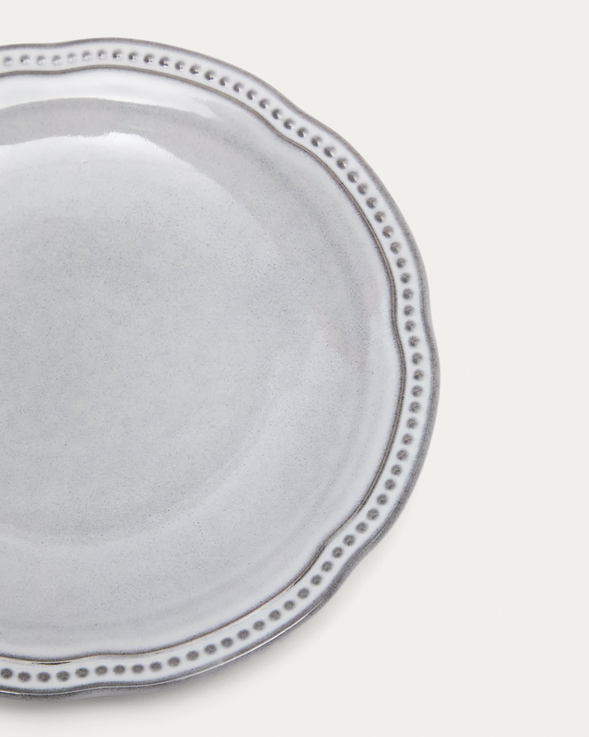 Eleganter blauer Keramikteller von Kave Home, ideal für Desserts und stilvolle Tischgestaltung, hochwertig und modern.
