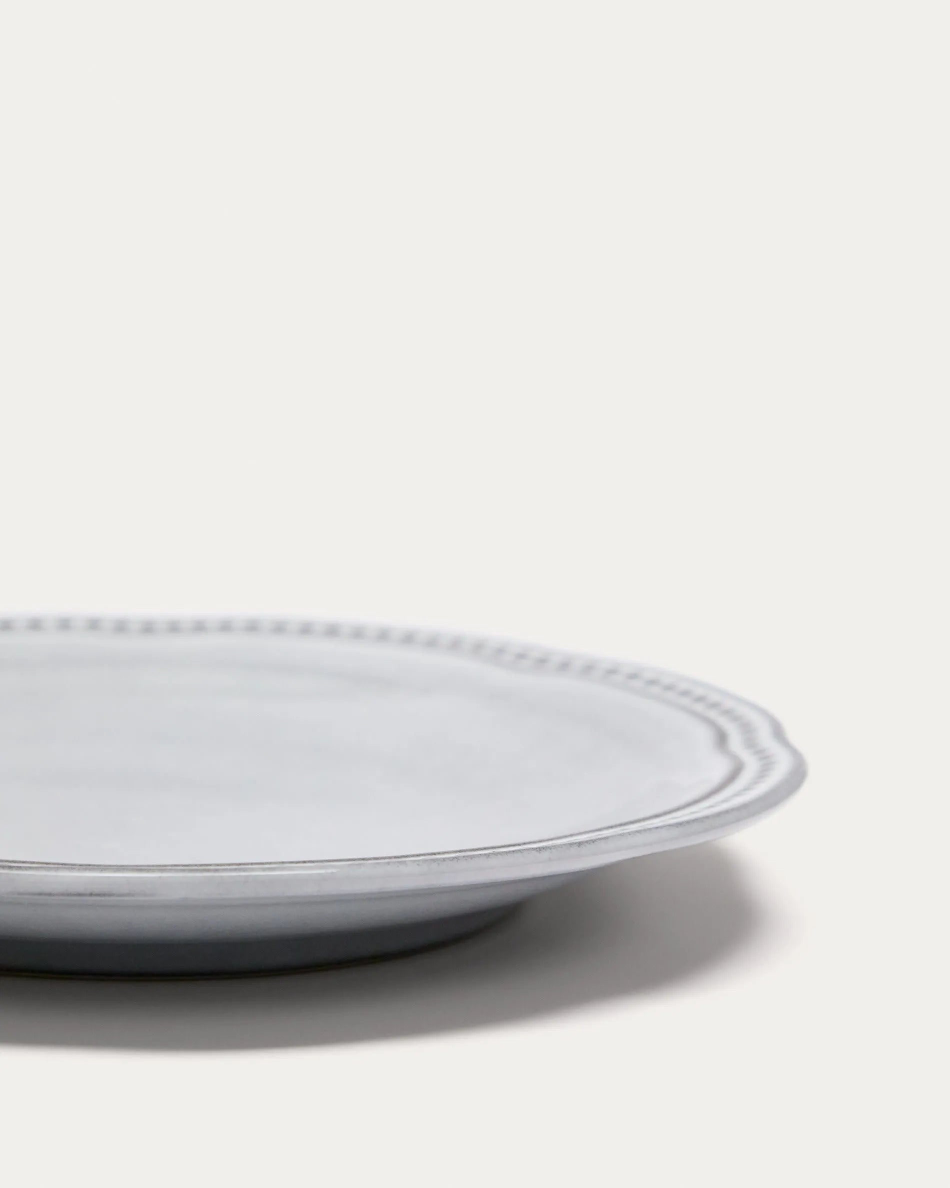 Eleganter blauer Keramik-Dessertteller von Kave Home, ideal für stilvolle Tischdekoration und besondere Genussmomente.