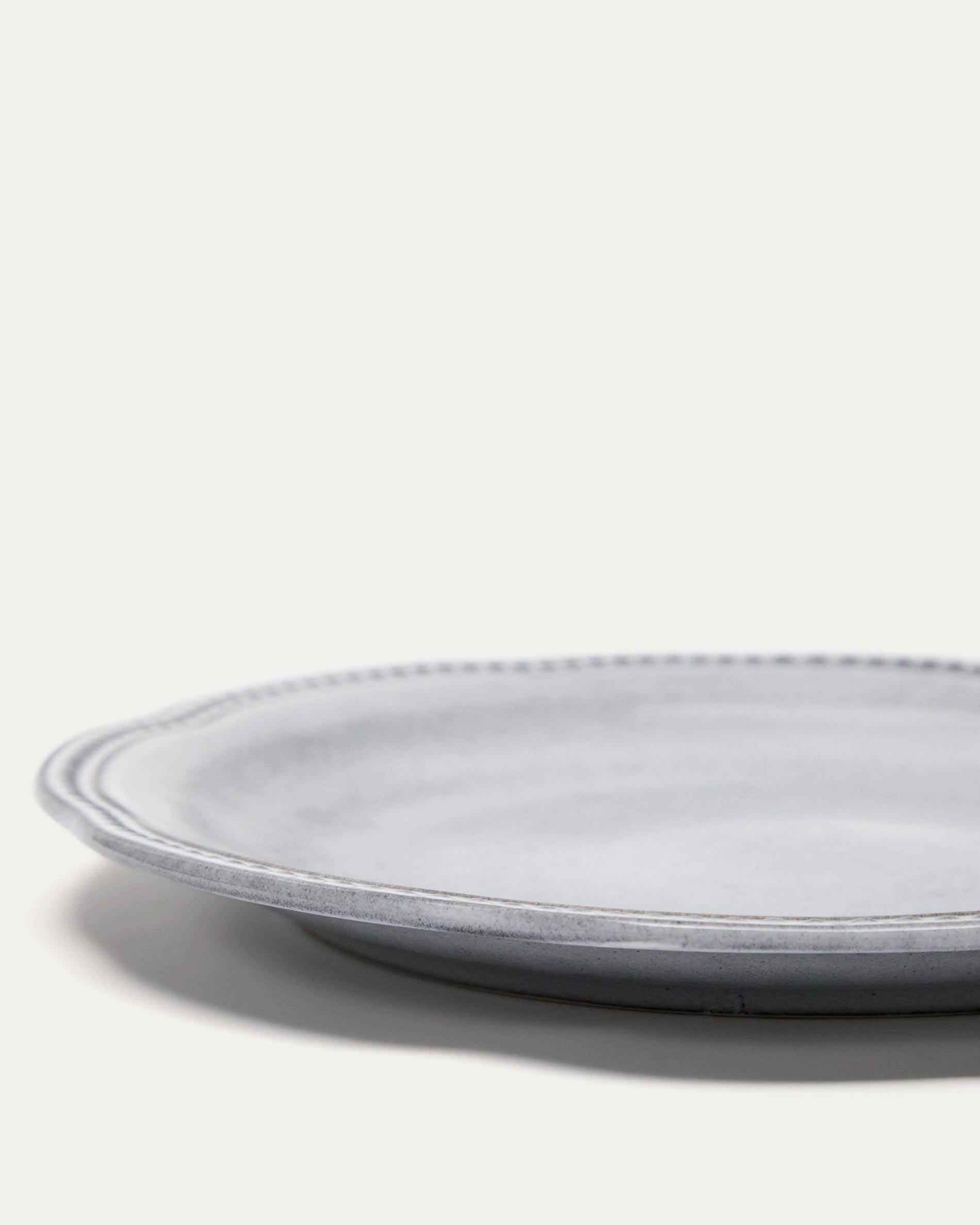 Eleganter blauer Keramikteller von Kave Home, ideal für stilvolle Anlässe. Robuste Qualität und ansprechendes Design für Ihre Tischdekoration.
