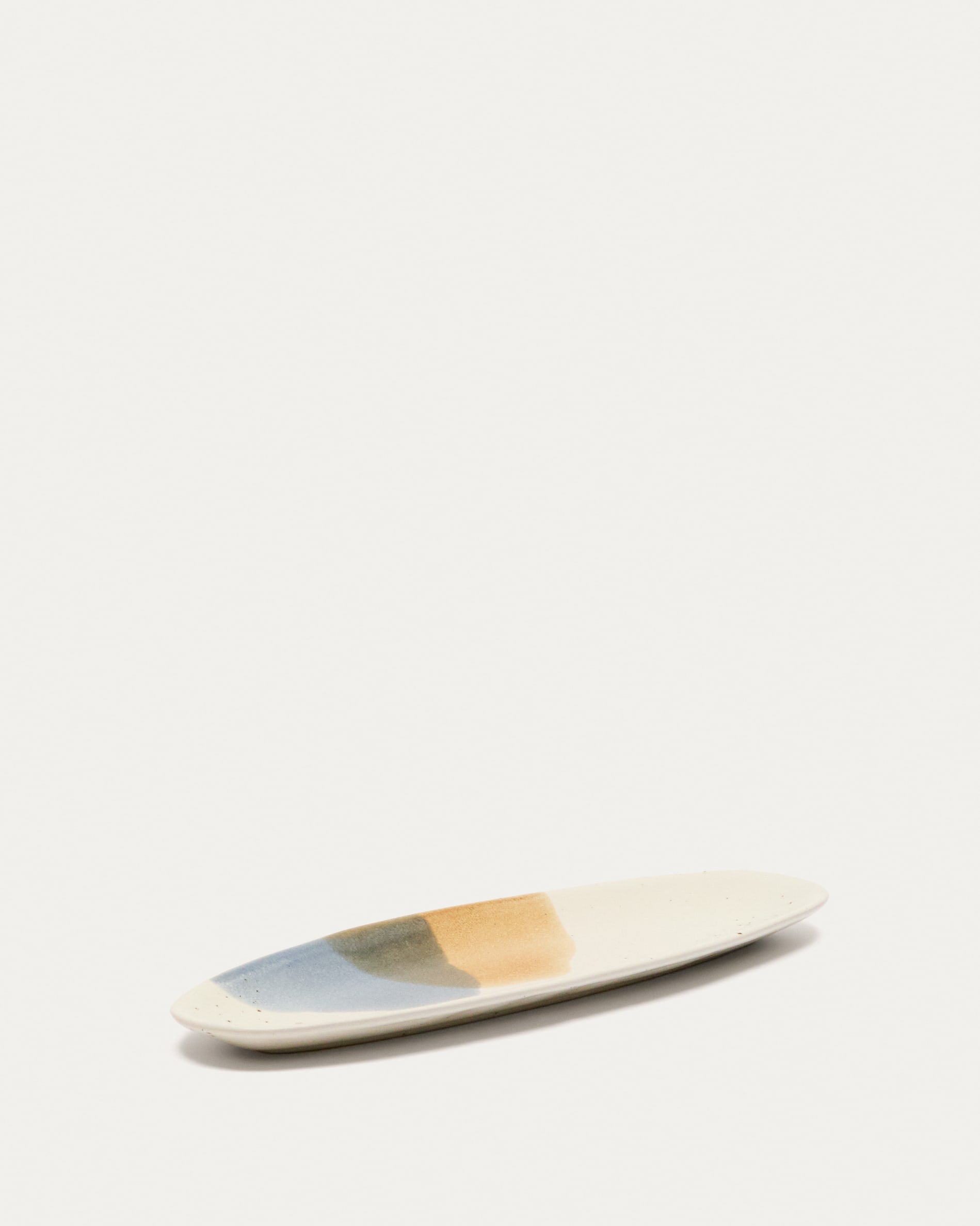 Die Miglo Keramik-Servierplatte von Kave Home vereint stilvolle Mehrfarbigkeit mit robuster Keramik und Glas, ideal für elegante Tischpräsentationen.