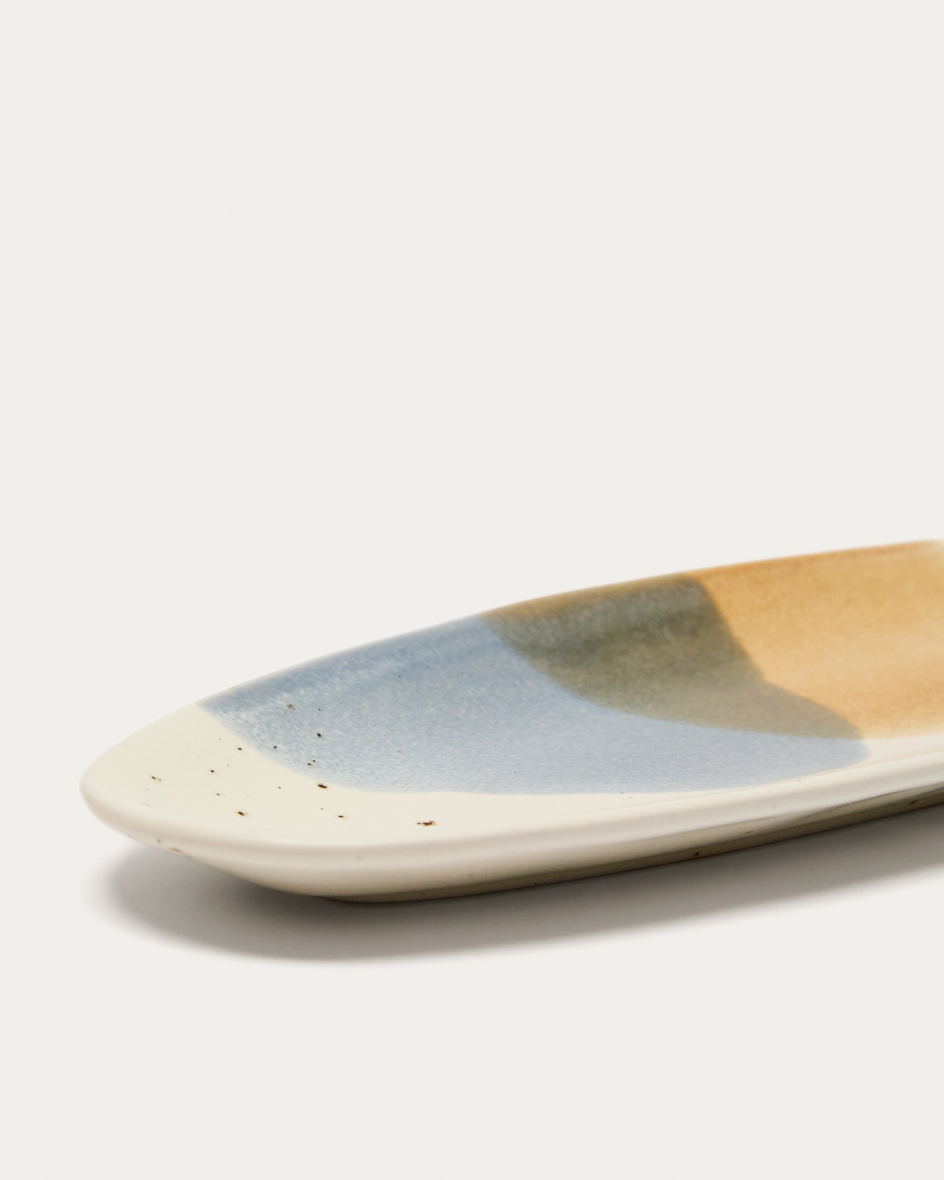 Die Miglo Servierplatte von Kave Home aus Keramik überzeugt mit ihrem farbenfrohen Design und ist perfekt für elegantes Servieren.
