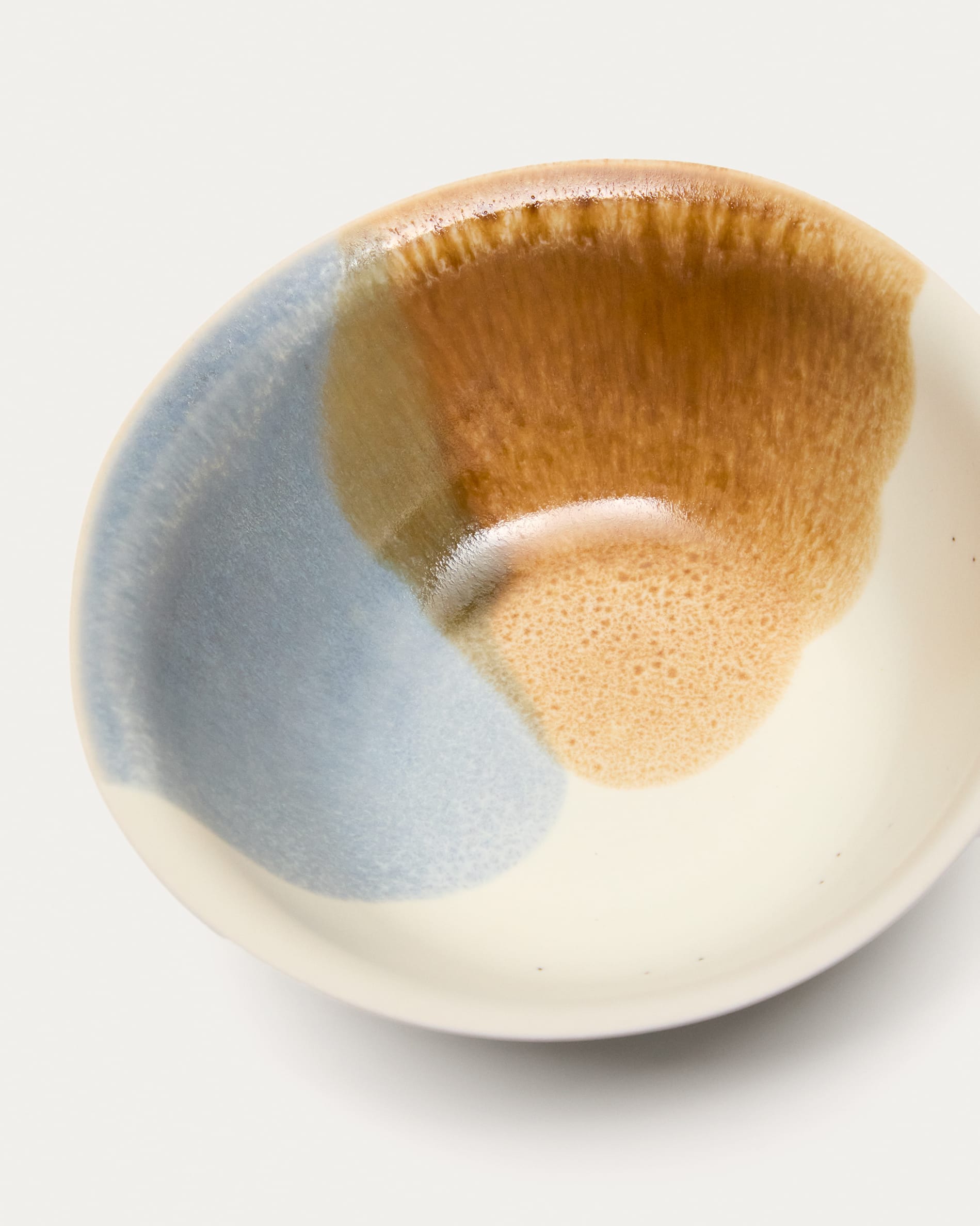Die Miglo kleine Keramikschale von Kave Home vereint elegantes Design und Funktionalität. Ideal für jeden Anlass und ein echter Blickfang!
