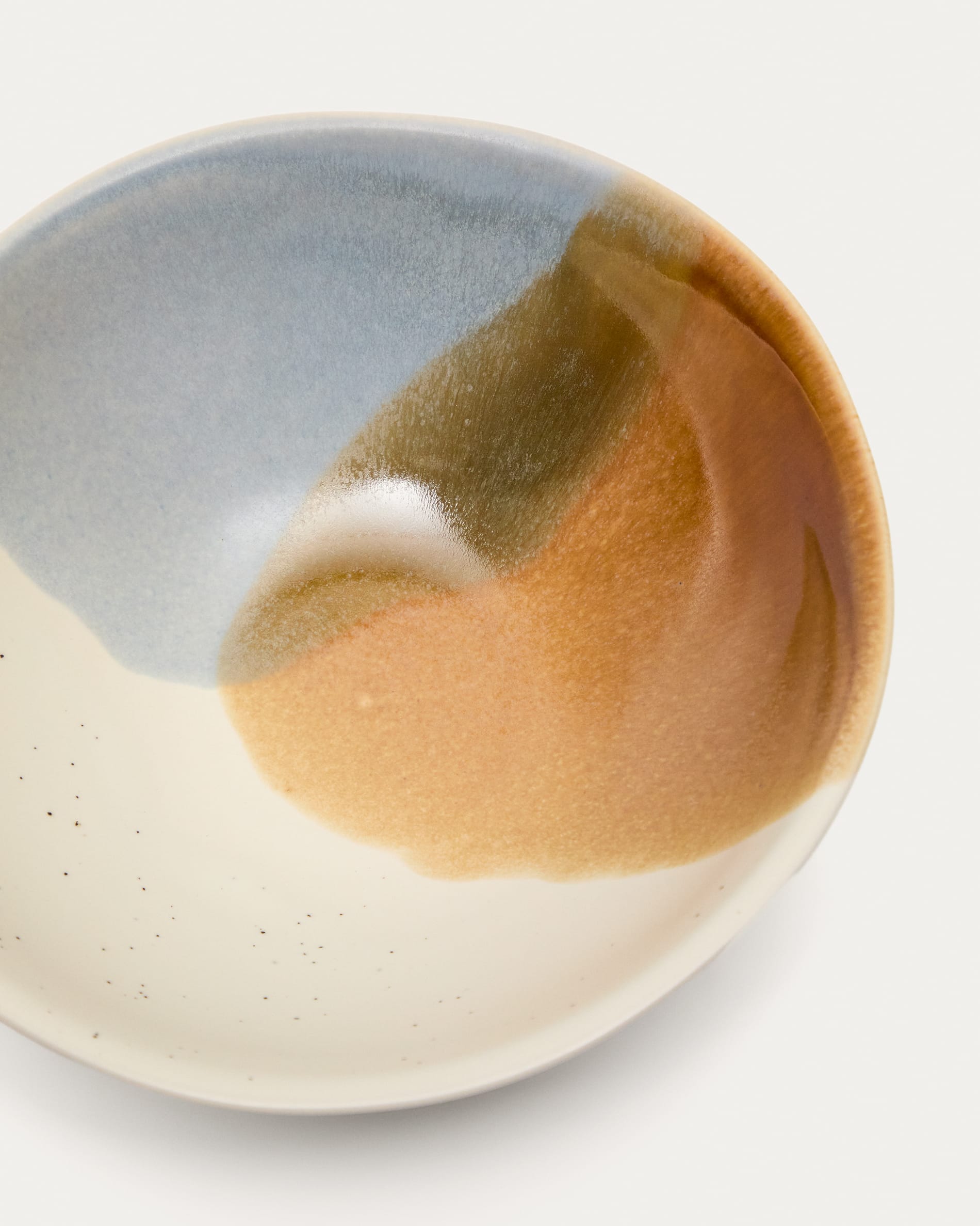 Die Miglo große Keramikschale von Kave Home vereint stilvolles Design und Funktionalität in einem farbenfrohen Kunstwerk für jeden Tisch.