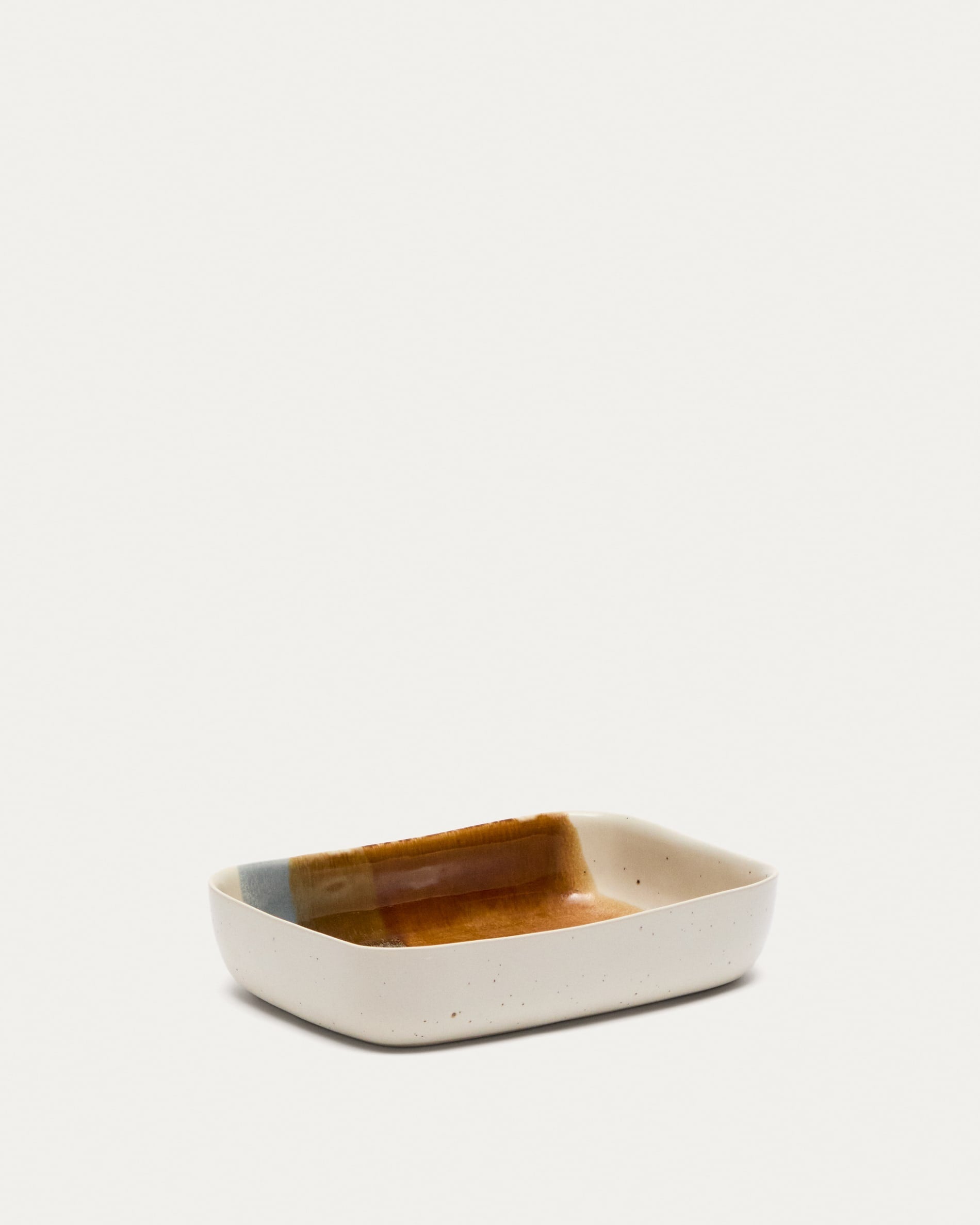 Die Miglo kleine Keramik-Ofenform von Kave Home besticht durch ihre mehrfarbige Glasur und hochwertige Keramik für perfekte Wärmeverteilung.