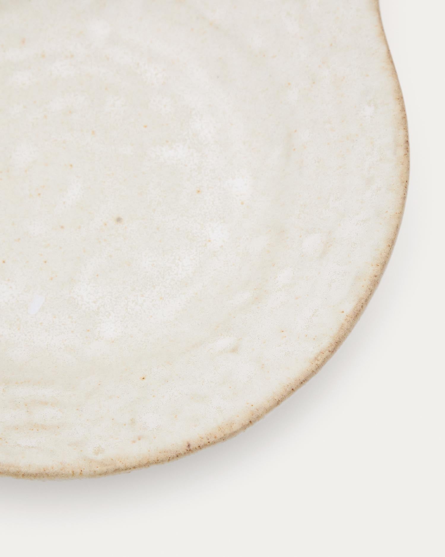 Die Kleine Obstschale Zunel aus beiger Keramik von Kave Home ist ein elegantes und vielseitiges Accessoire für jeden Esstisch.