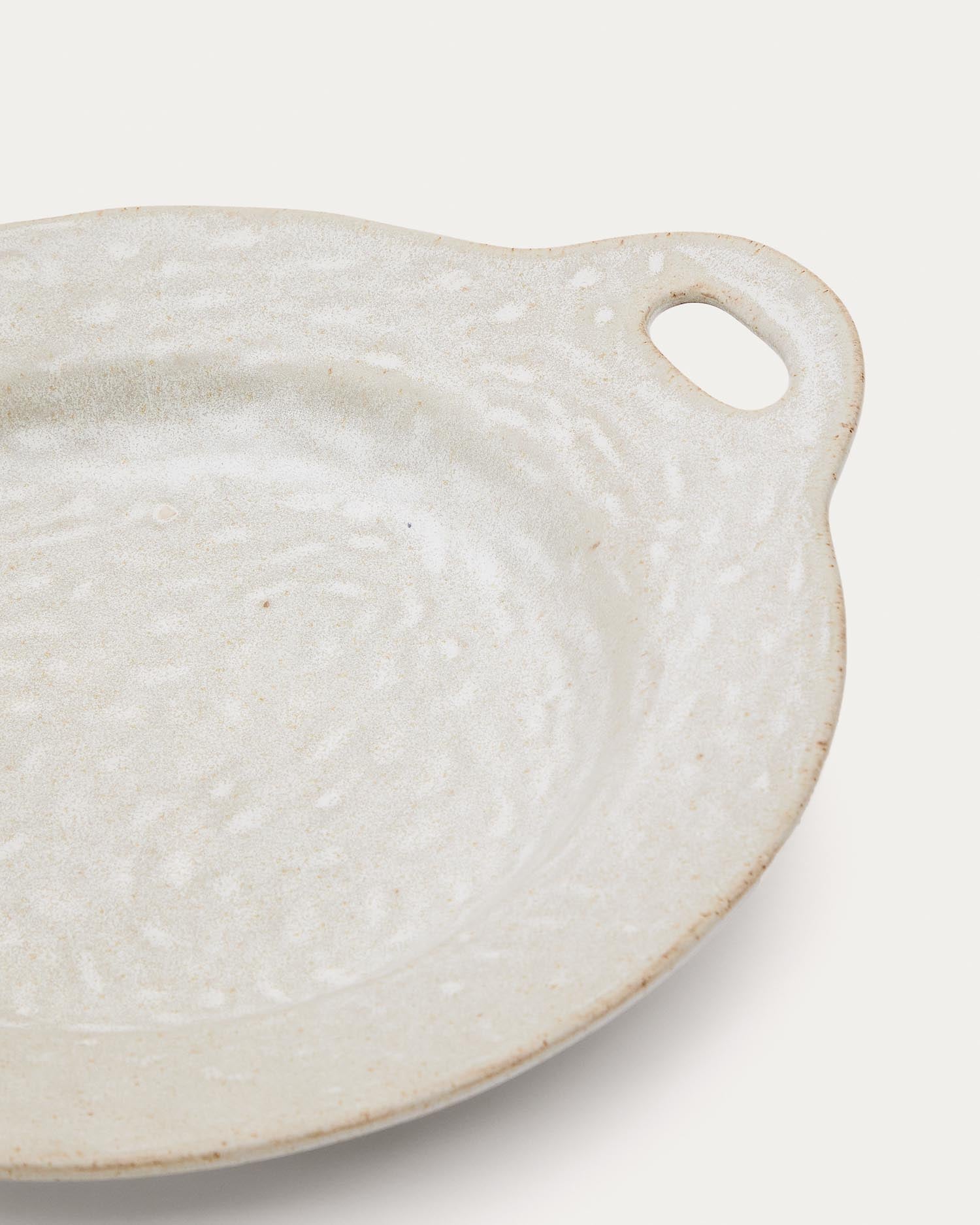 Erleben Sie den stilvollen flachen Teller Zunel aus beige Keramik von Kave Home – perfekt für jeden Anlass und ein echter Blickfang auf Ihrem Tisch.