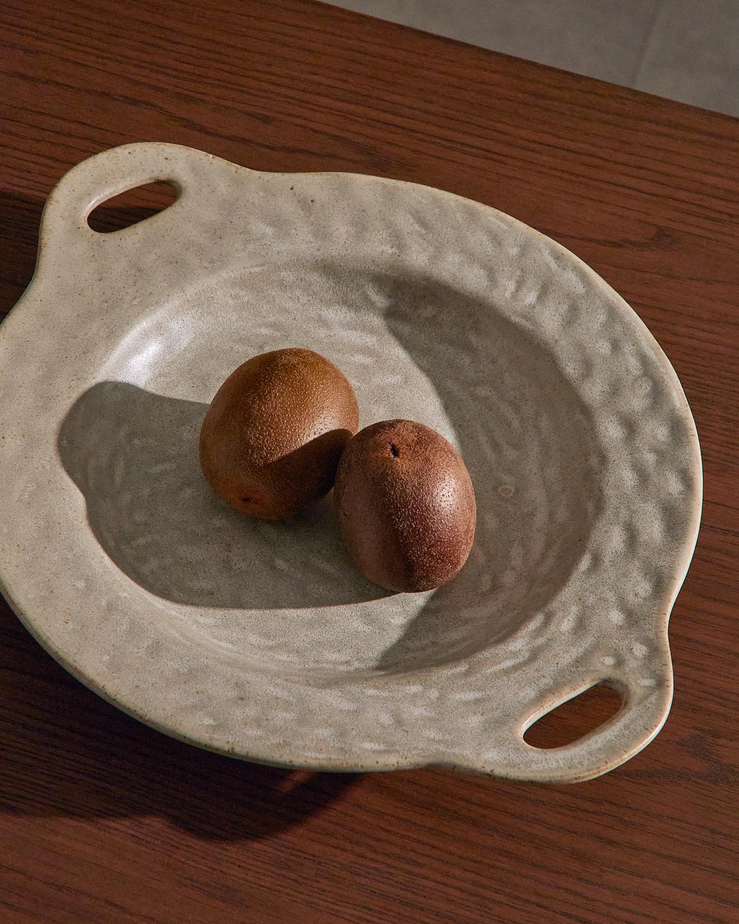 Erleben Sie den flachen Teller Zunel aus edler Keramik in Beige von Kave Home – perfekt für jeden Anlass und stilvolle Tischgestaltung.