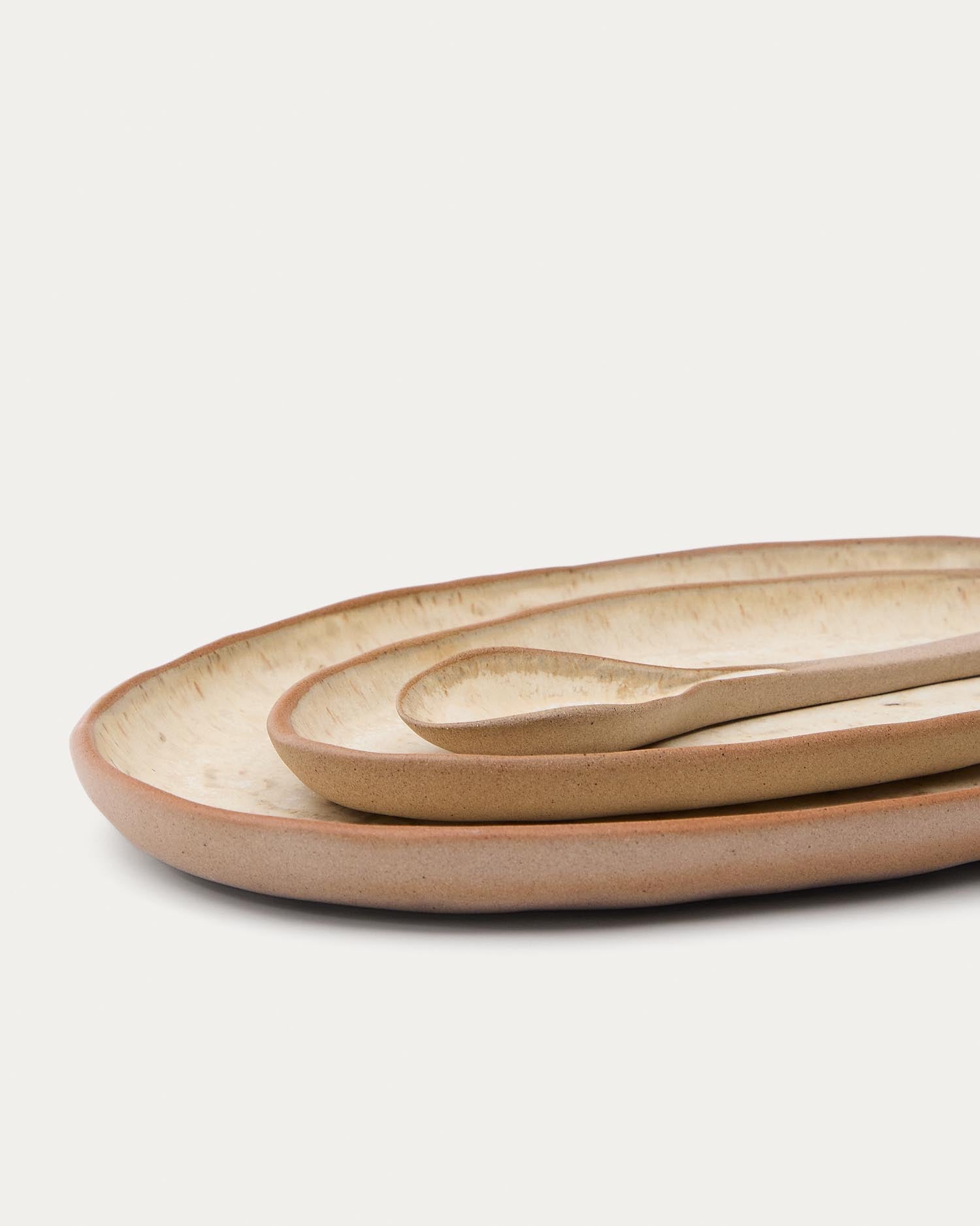 Gestalten Sie besondere Momente mit dem Set Zunel von Kave Home: 2 stilvolle Keramikteller und 1 eleganter Löffel in zeitlosem Beige.