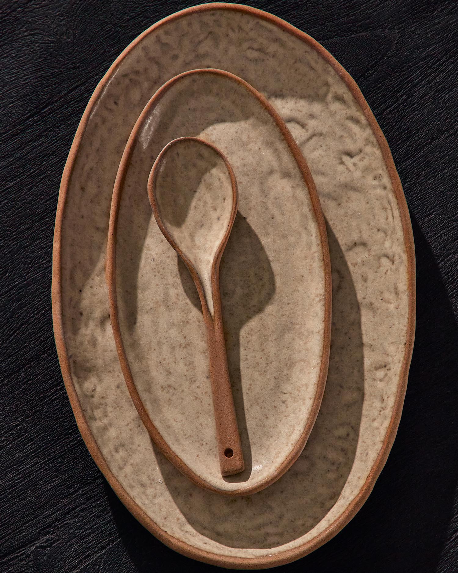 Entdecken Sie das elegante Set Zunel von Kave Home: 2 stilvolle Teller und 1 Löffel aus hochwertiger beige Keramik für besondere Anlässe.