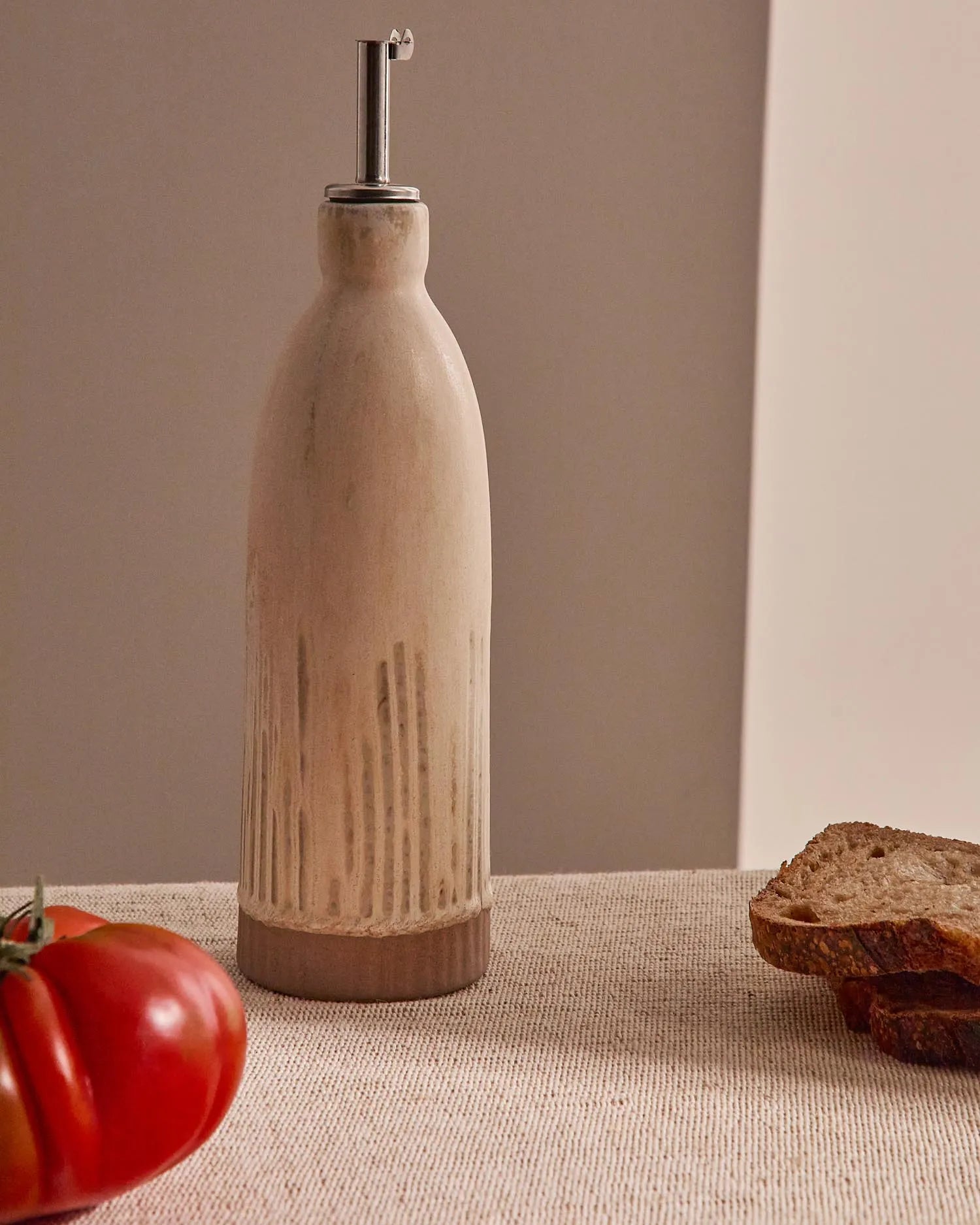 Ölflasche Zunel aus Keramik in Beige in Beige präsentiert im Onlineshop von KAQTU Design AG. Öl & Essig ist von Kave Home