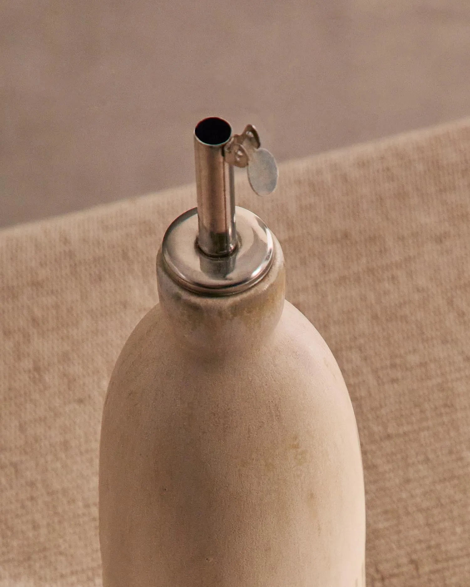 Ölflasche Zunel aus Keramik in Beige in Beige präsentiert im Onlineshop von KAQTU Design AG. Öl & Essig ist von Kave Home