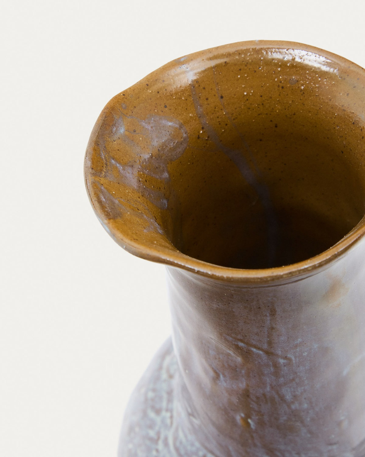 Mehrfarbige Keramikvase Olaris mit runder Basis, langem Hals und glasierten senkrechten Streifen, Höhe 26,5 cm, Material 100% Keramik.