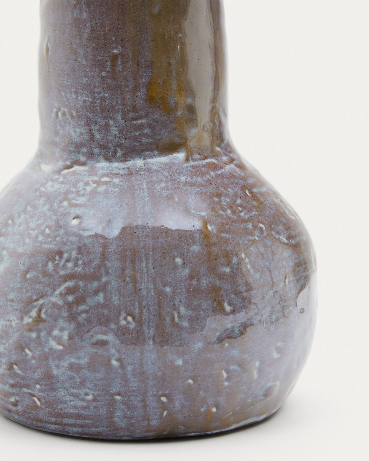 Mehrfarbige Keramikvase Olaris mit runder Basis, langem Hals und glasierten senkrechten Streifen, Höhe 26,5 cm, Material 100% Keramik.