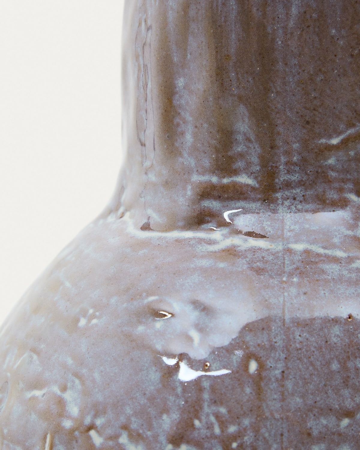 Mehrfarbige Keramikvase Olaris mit runder Basis, langem Hals und glasierten senkrechten Streifen, Höhe 26,5 cm, Material 100% Keramik.