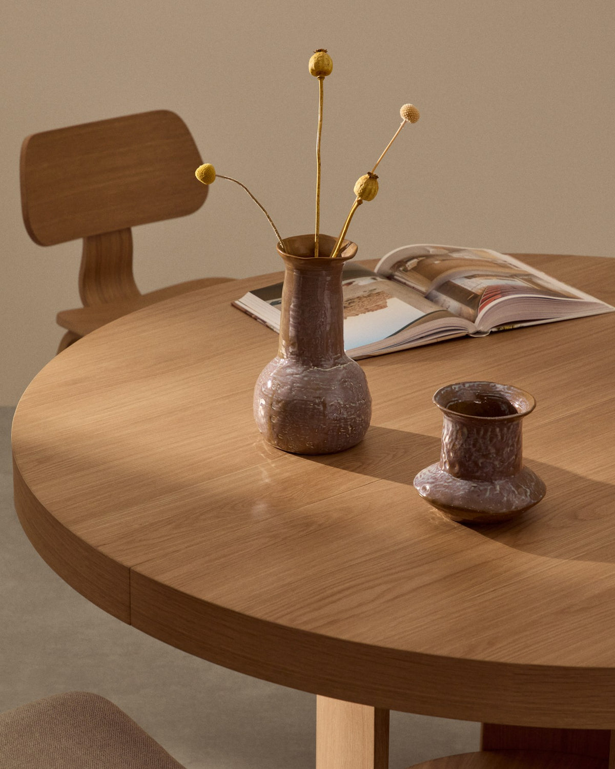 Mehrfarbige Keramikvase Olaris mit runder Basis, langem Hals und glasierten senkrechten Streifen, Höhe 26,5 cm, Material 100% Keramik.