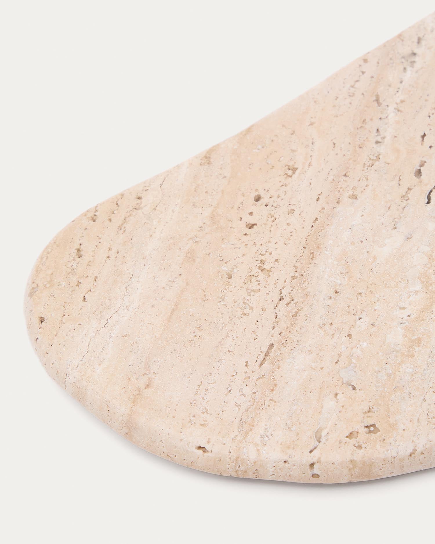 Servierbrett Zera aus beigem Marmor in Hellbraun präsentiert im Onlineshop von KAQTU Design AG. Schneidbrett ist von Kave Home
