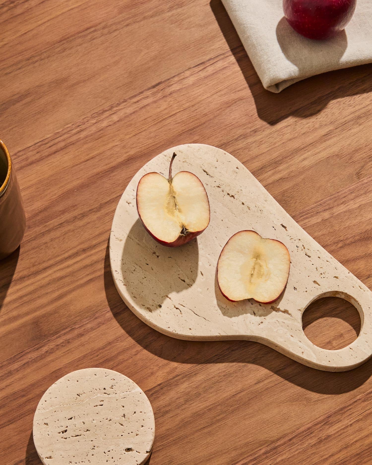Servierbrett Zera aus beigem Marmor in Hellbraun präsentiert im Onlineshop von KAQTU Design AG. Schneidbrett ist von Kave Home