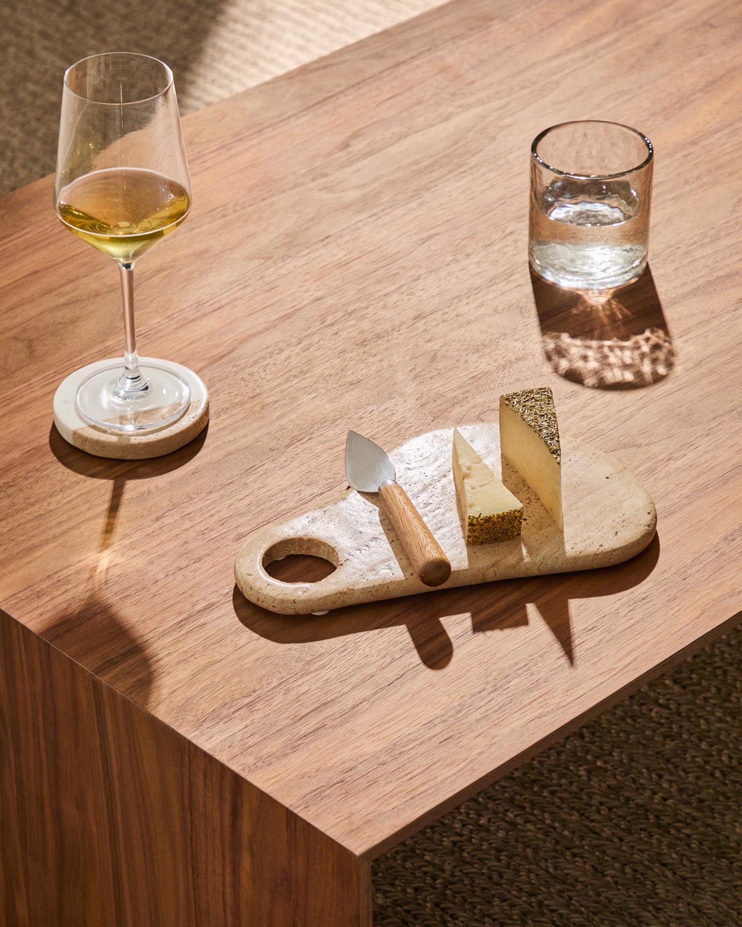 Servierbrett Zera aus beigem Marmor in Hellbraun präsentiert im Onlineshop von KAQTU Design AG. Schneidbrett ist von Kave Home