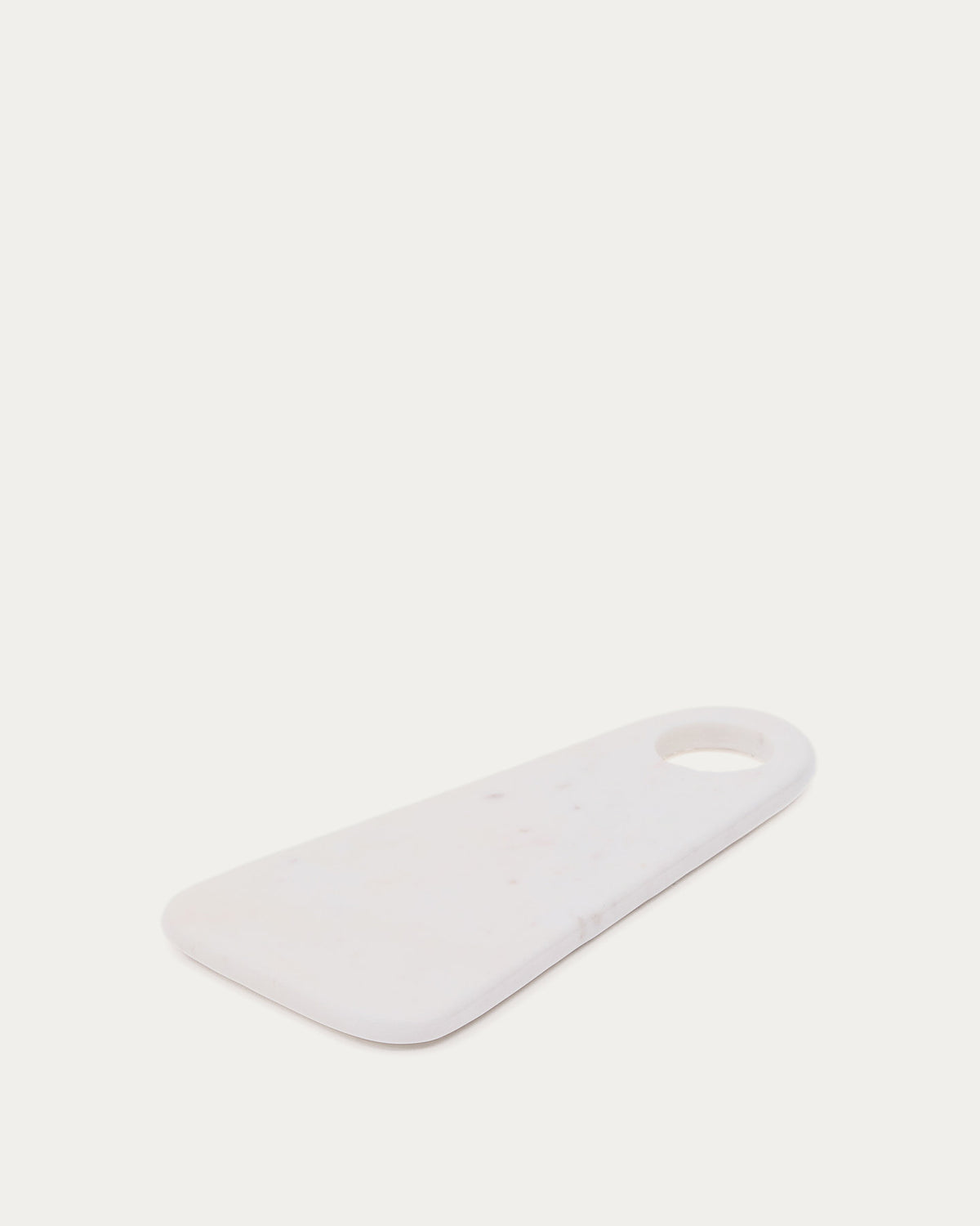 Servierbrett Zera aus weissem Marmor in Weiss präsentiert im Onlineshop von KAQTU Design AG. Schneidbrett ist von Kave Home