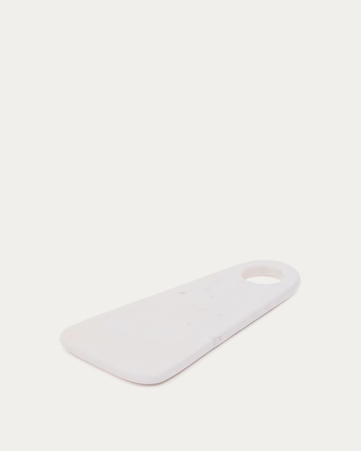 Servierbrett Zera aus weissem Marmor in Weiss präsentiert im Onlineshop von KAQTU Design AG. Schneidbrett ist von Kave Home