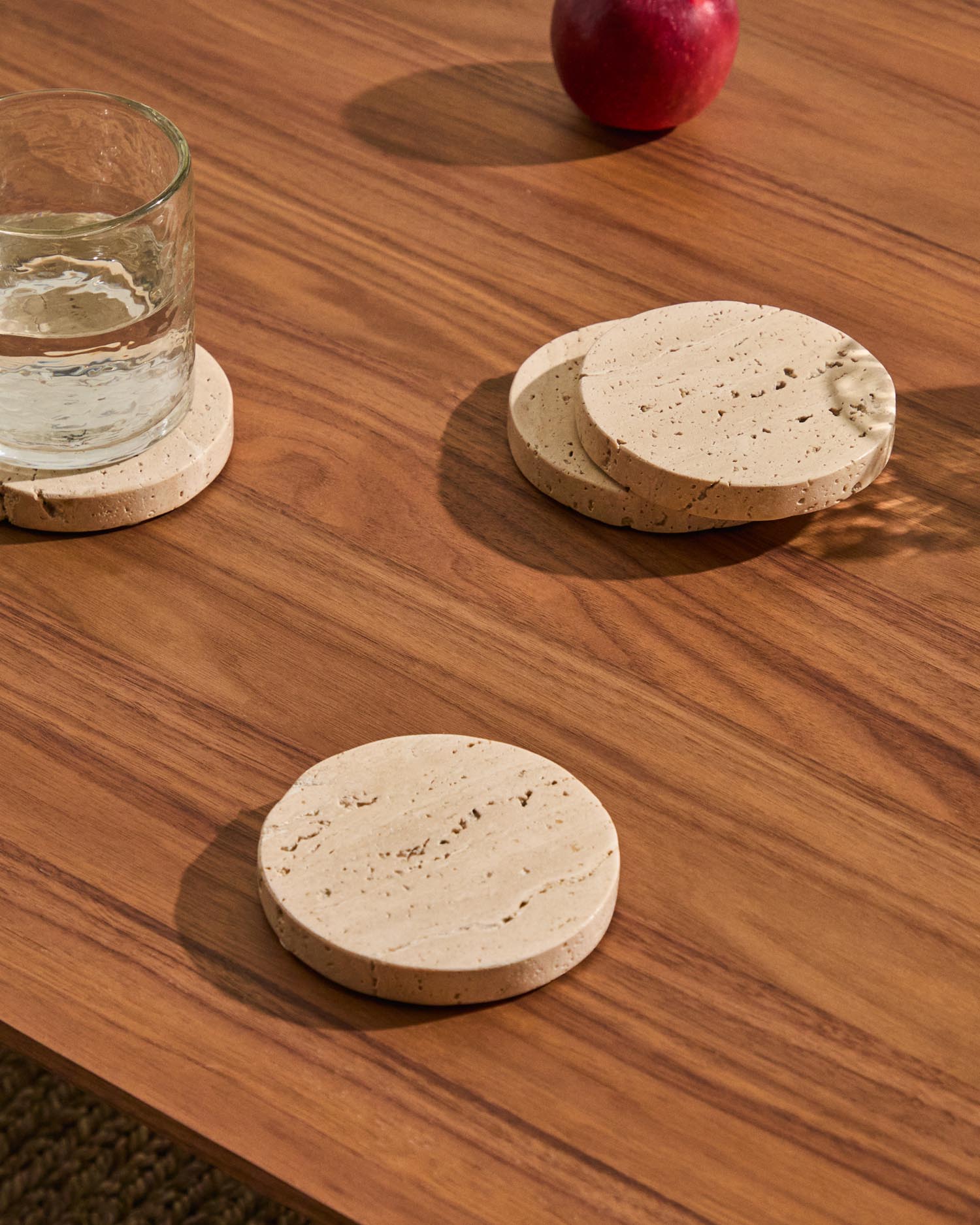 Set Zera aus 4 Marmoruntersetzern in Beige in Hellbraun präsentiert im Onlineshop von KAQTU Design AG. Glasuntersetzer ist von Kave Home