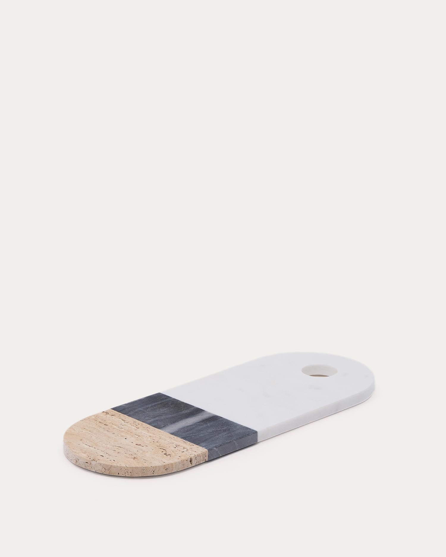 Grosses Servierbrett Nivol aus weissem und schwarzem Marmor und Travertin in Weiss, Hellbraun, Schwarz präsentiert im Onlineshop von KAQTU Design AG. Schneidbrett ist von Kave Home