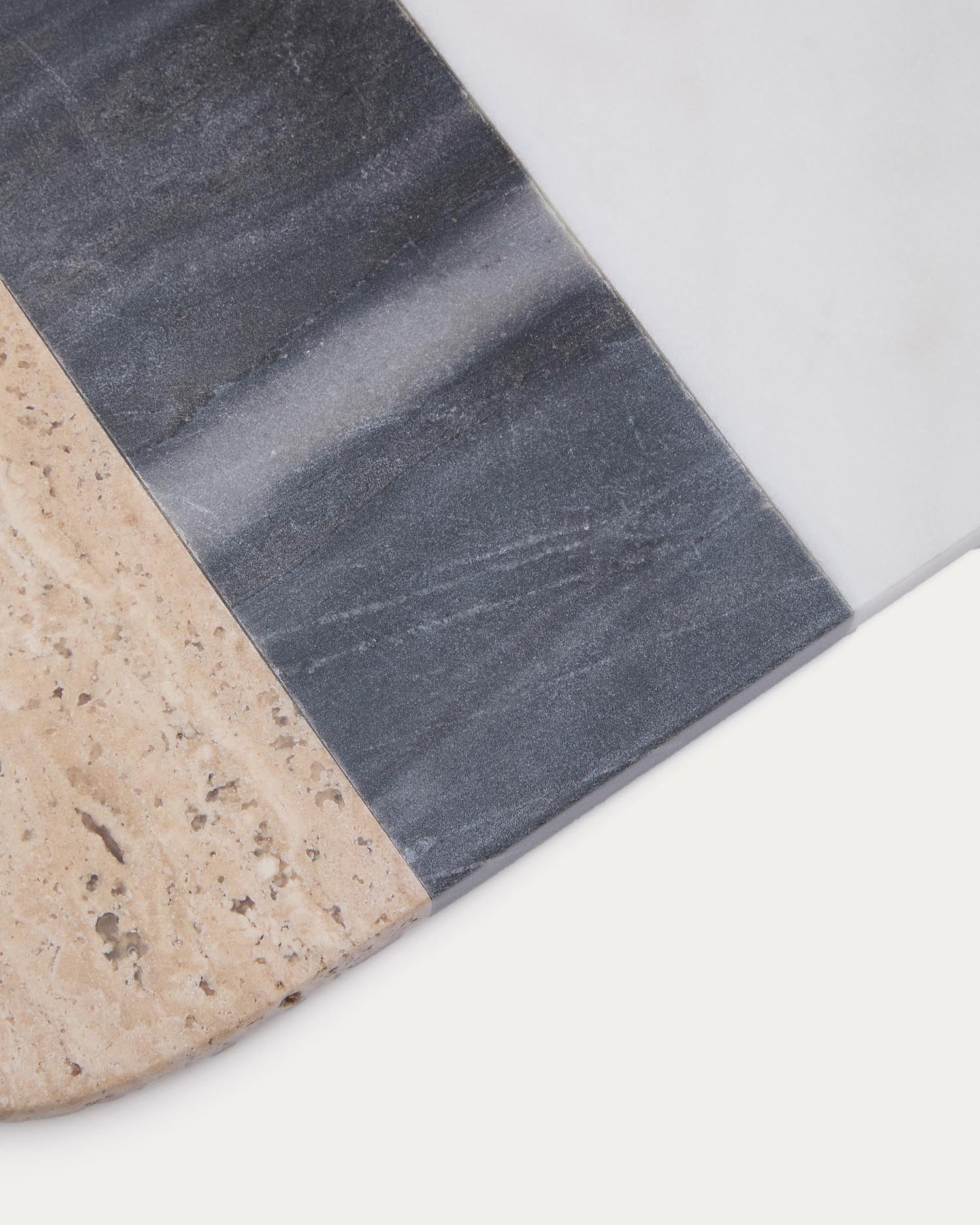 Grosses Servierbrett Nivol aus weissem und schwarzem Marmor und Travertin in Weiss, Hellbraun, Schwarz präsentiert im Onlineshop von KAQTU Design AG. Schneidbrett ist von Kave Home