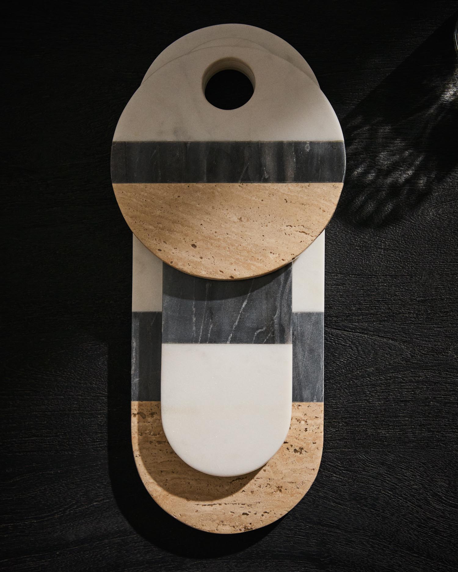Grosses Servierbrett Nivol aus weissem und schwarzem Marmor und Travertin in Weiss, Hellbraun, Schwarz präsentiert im Onlineshop von KAQTU Design AG. Schneidbrett ist von Kave Home