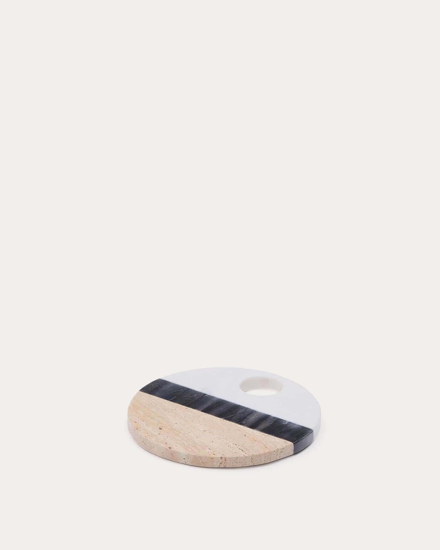 Rundes Servierbrett Nivol aus weissem und schwarzem Marmor und Travertin in Hellbraun, Schwarz, Weiss präsentiert im Onlineshop von KAQTU Design AG. Schneidbrett ist von Kave Home