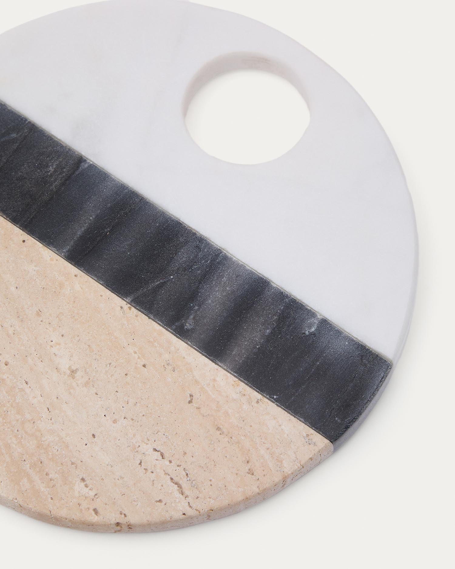 Rundes Servierbrett Nivol aus weissem und schwarzem Marmor und Travertin in Hellbraun, Schwarz, Weiss präsentiert im Onlineshop von KAQTU Design AG. Schneidbrett ist von Kave Home