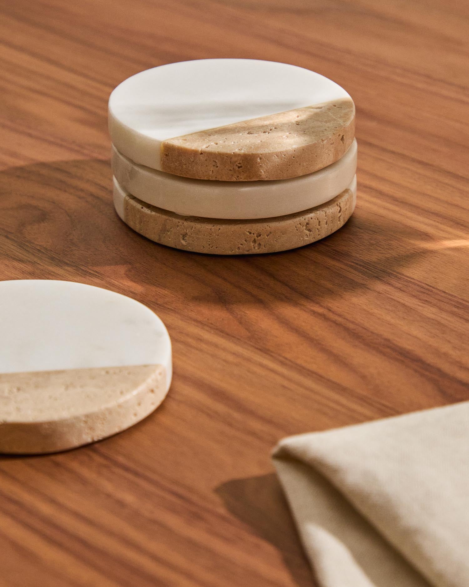 Set Nivol aus 4 Untersetzern aus weissem und schwarzem Marmor und Travertin in Weiss, Hellbraun präsentiert im Onlineshop von KAQTU Design AG. Glasuntersetzer ist von Kave Home
