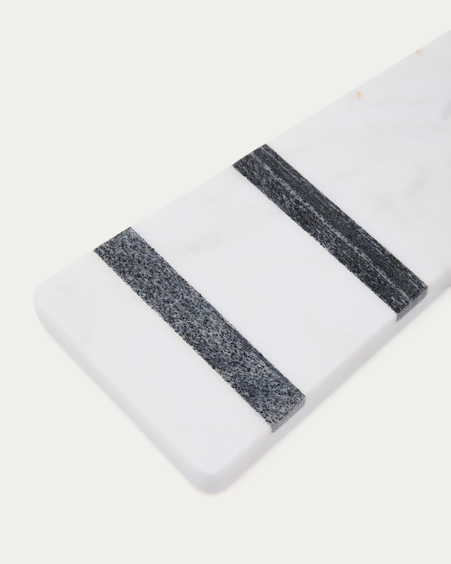 Kleines Servierbrett Nira aus weissem und schwarzem Marmor in Weiss, Schwarz präsentiert im Onlineshop von KAQTU Design AG. Schneidbrett ist von Kave Home