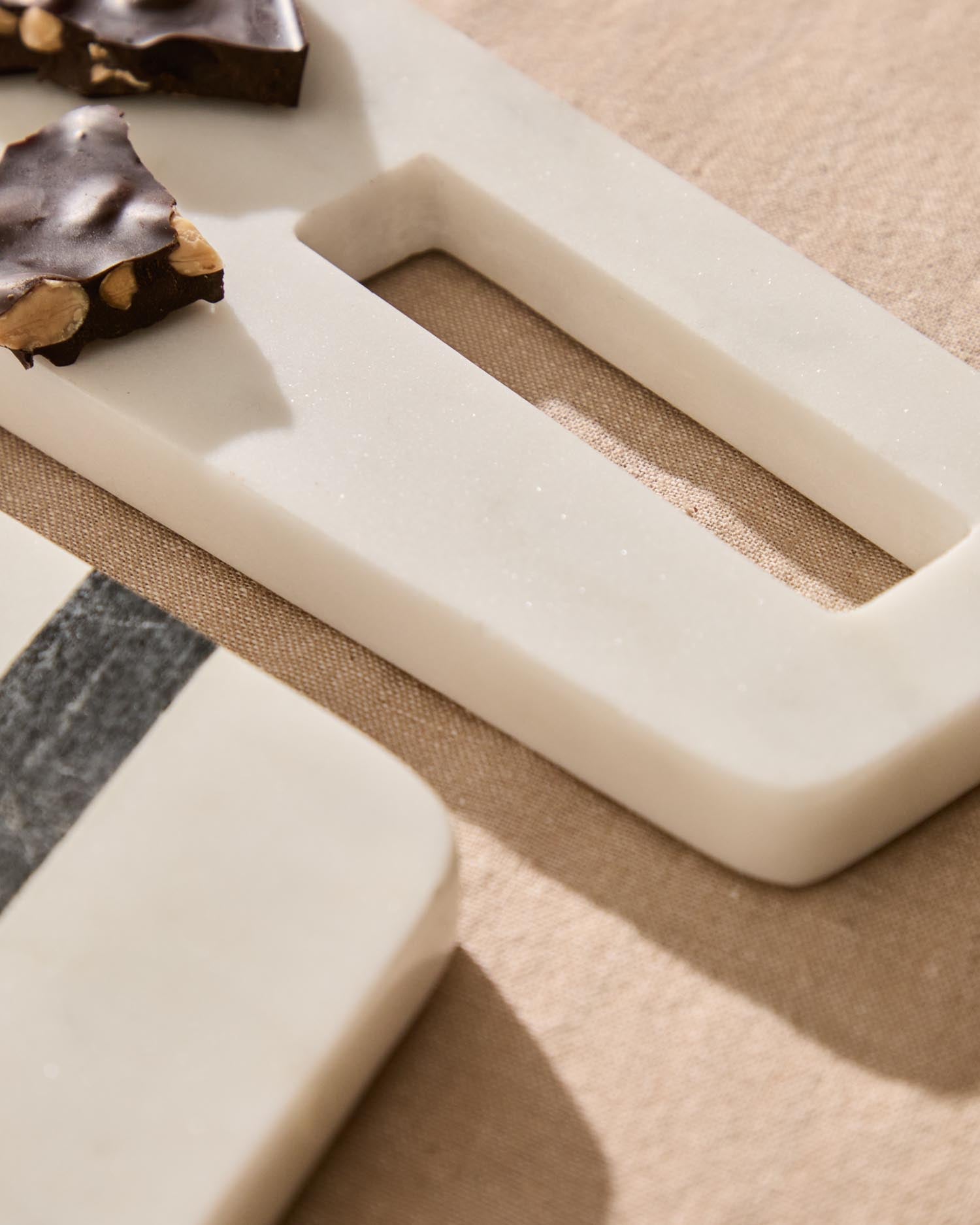 Kleines Servierbrett Nira aus weissem und schwarzem Marmor in Weiss, Schwarz präsentiert im Onlineshop von KAQTU Design AG. Schneidbrett ist von Kave Home