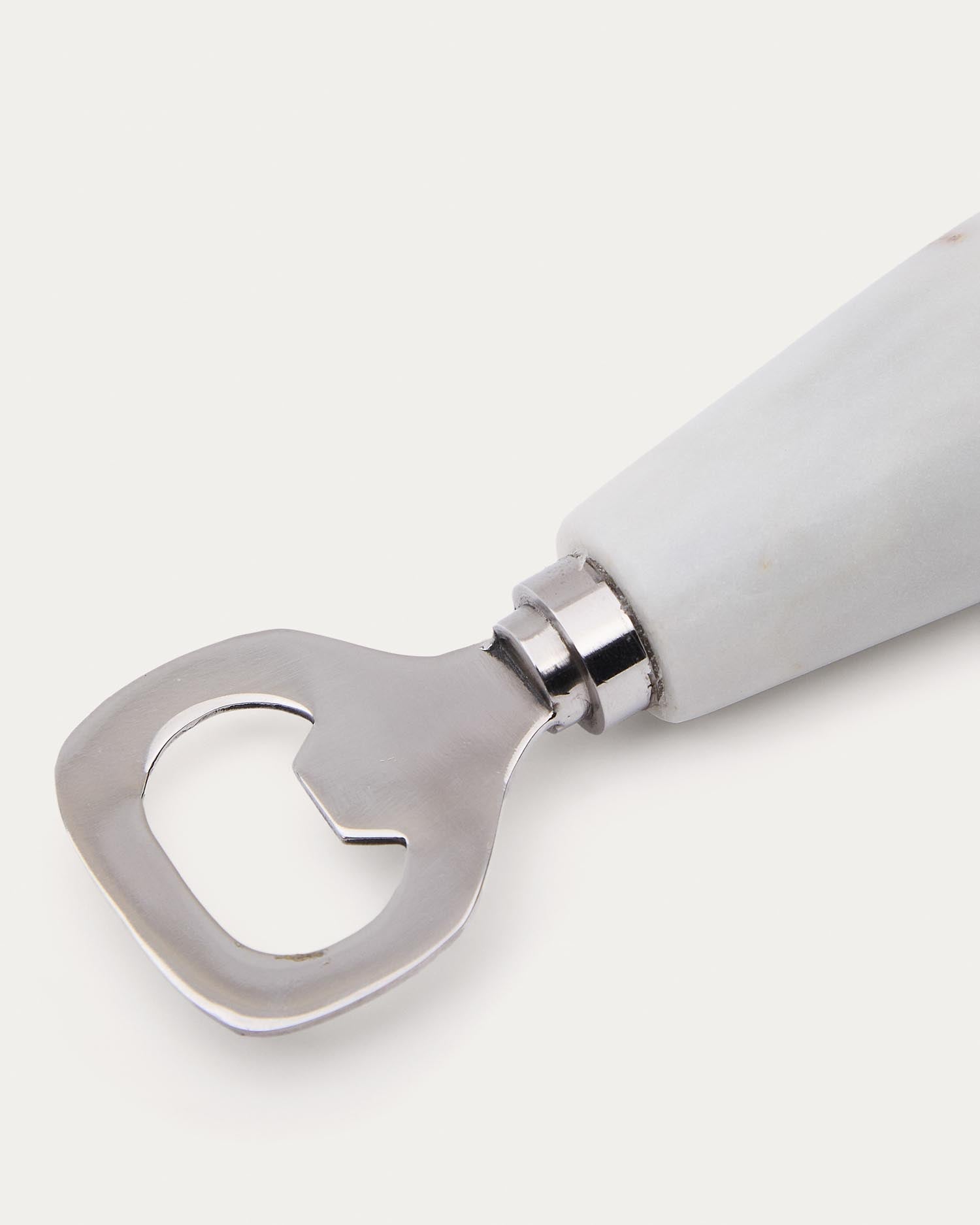 Öffner Nira aus schwarzem und weißem Marmor in  präsentiert im Onlineshop von KAQTU Design AG. Flaschenöffner ist von Kave Home