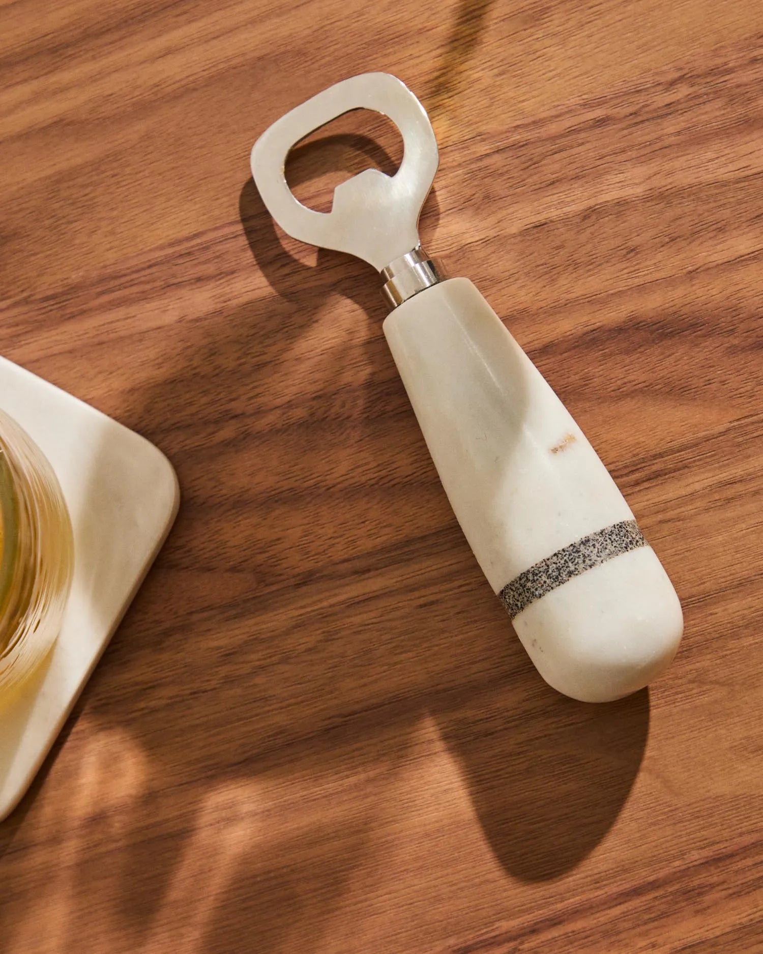 Öffner Nira aus schwarzem und weißem Marmor in  präsentiert im Onlineshop von KAQTU Design AG. Flaschenöffner ist von Kave Home