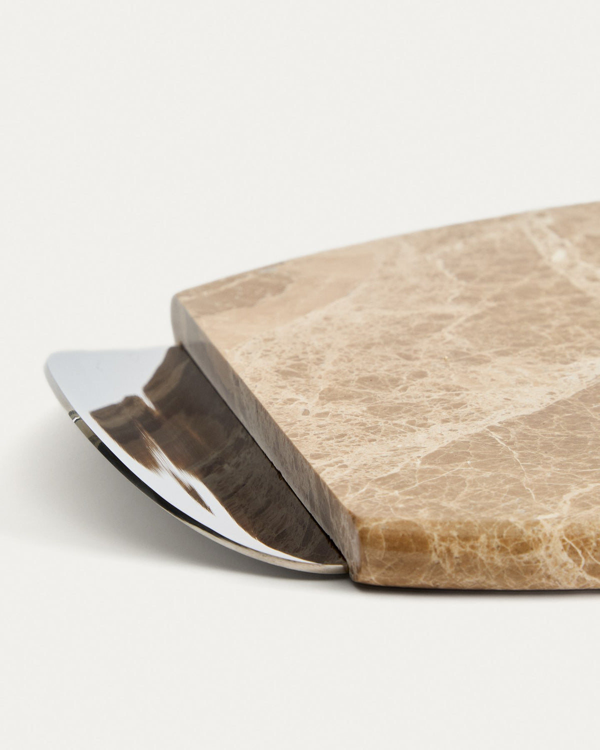 Rechteckiges Servierbrett aus beige-weissem Marmor mit Metallgriffen, Naturstein mit individueller Maserung und Struktur.