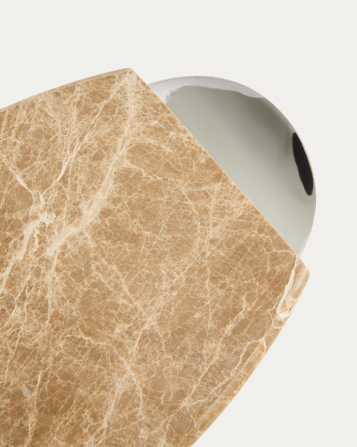 Rechteckiges Servierbrett aus beige-weissem Marmor mit Metallgriffen, Naturstein mit individueller Maserung und Struktur.