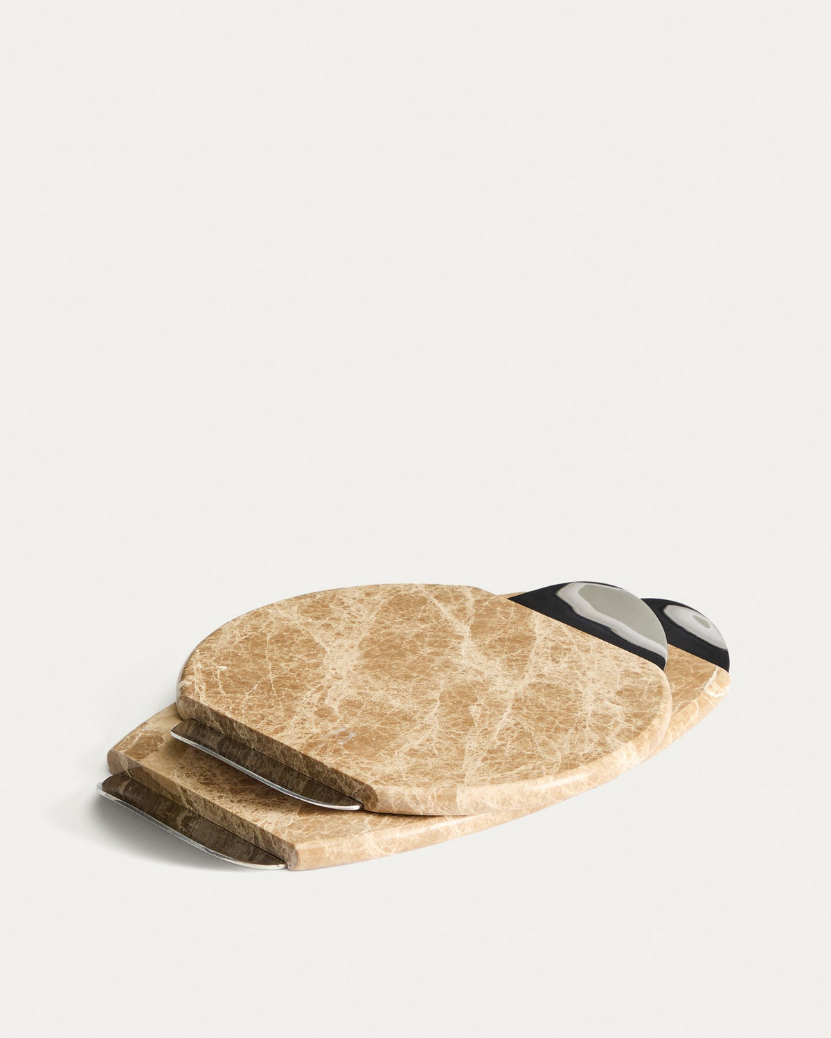 Rechteckiges Servierbrett aus beige-weissem Marmor mit Metallgriffen, Naturstein mit individueller Maserung und Struktur.