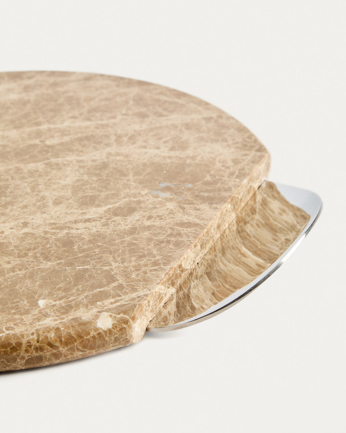 Rechteckiges Servierbrett aus beige-weissem Marmor mit Metallgriffen, Naturstein mit individueller Maserung und Struktur.