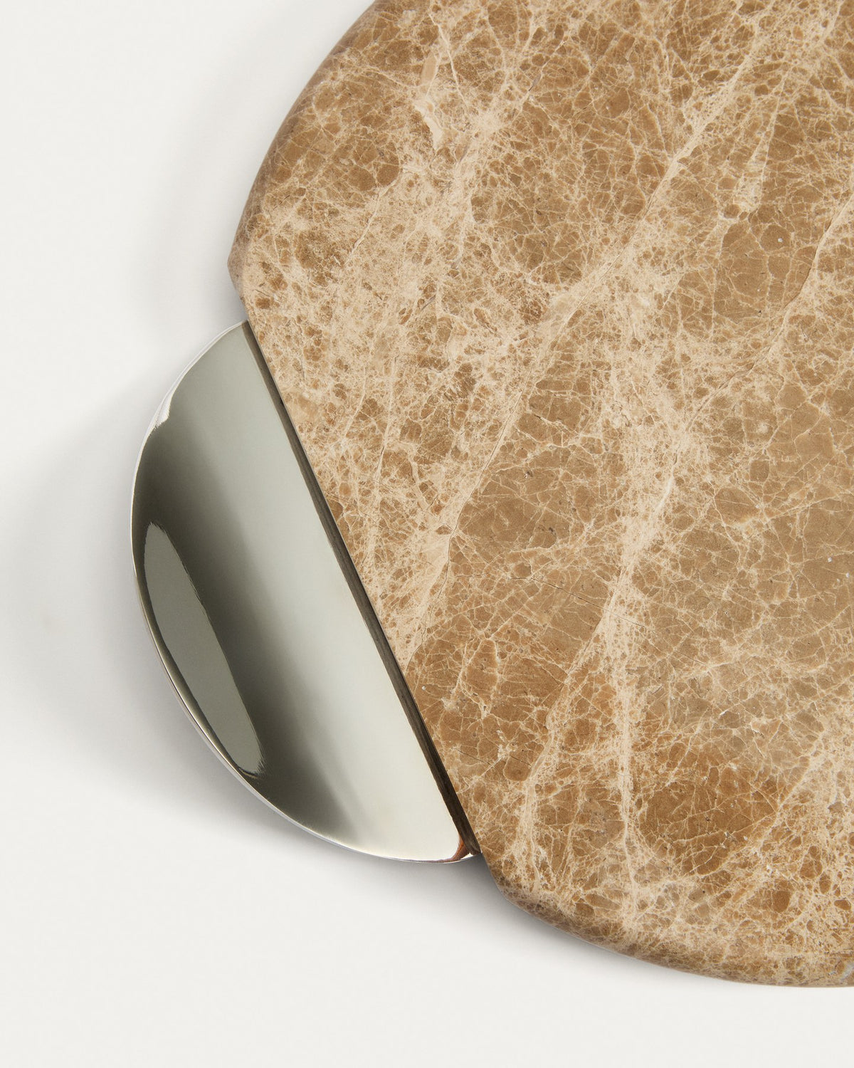 Rechteckiges Servierbrett aus beige-weissem Marmor mit Metallgriffen, Naturstein mit individueller Maserung und Struktur.