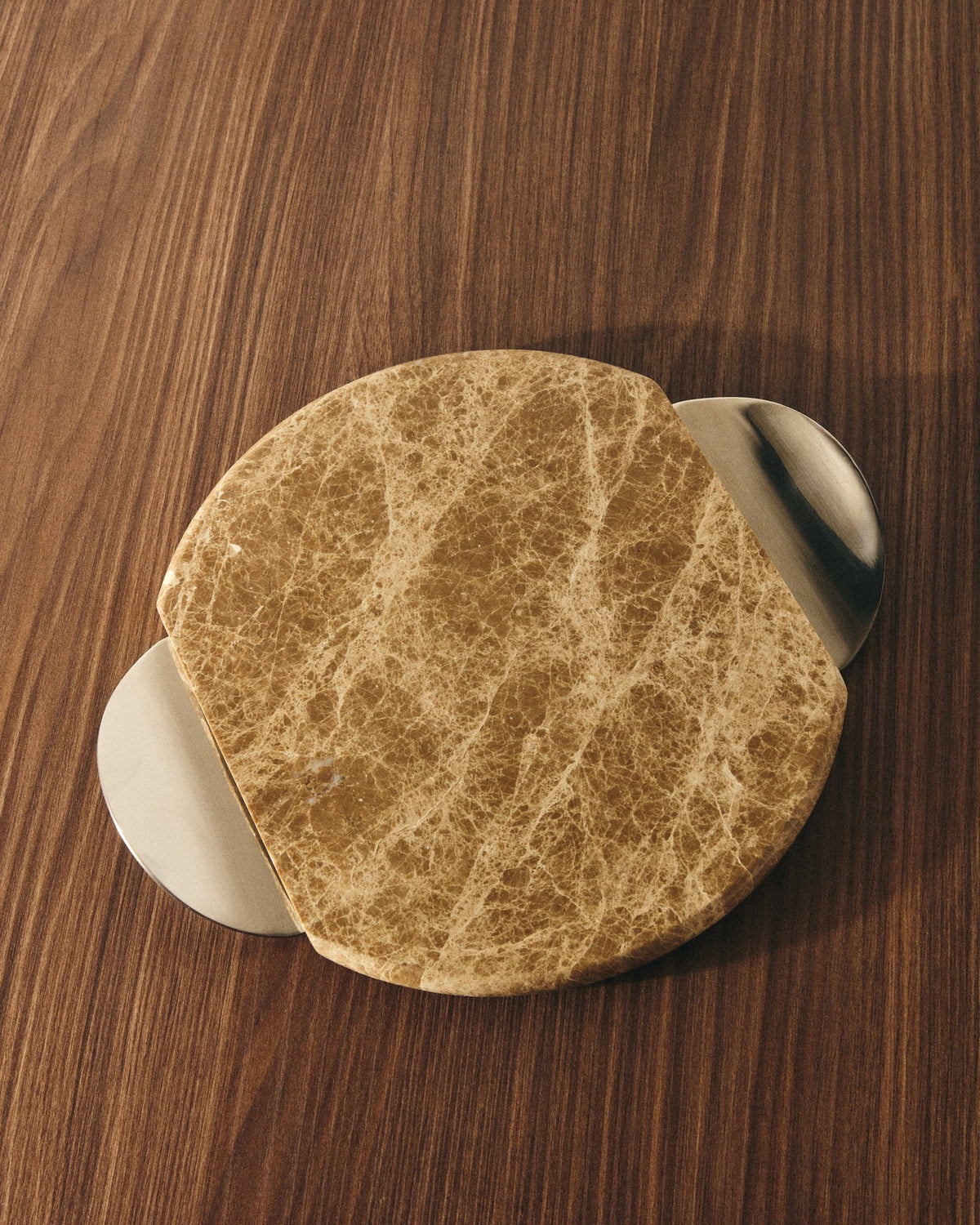 Rechteckiges Servierbrett aus beige-weissem Marmor mit Metallgriffen, Naturstein mit individueller Maserung und Struktur.