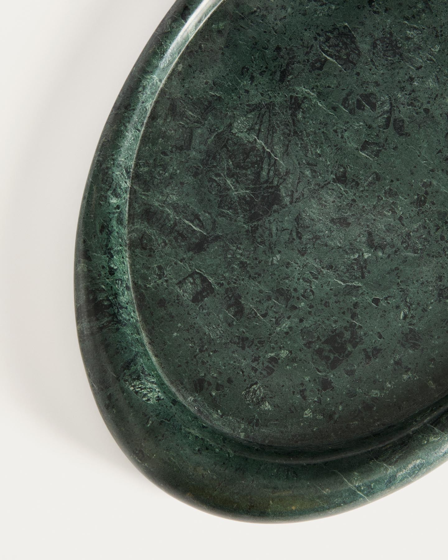 Tablett Lenorel aus grünem Marmor 43 x 28 cm in Grün präsentiert im Onlineshop von KAQTU Design AG. Tablett ist von Kave Home