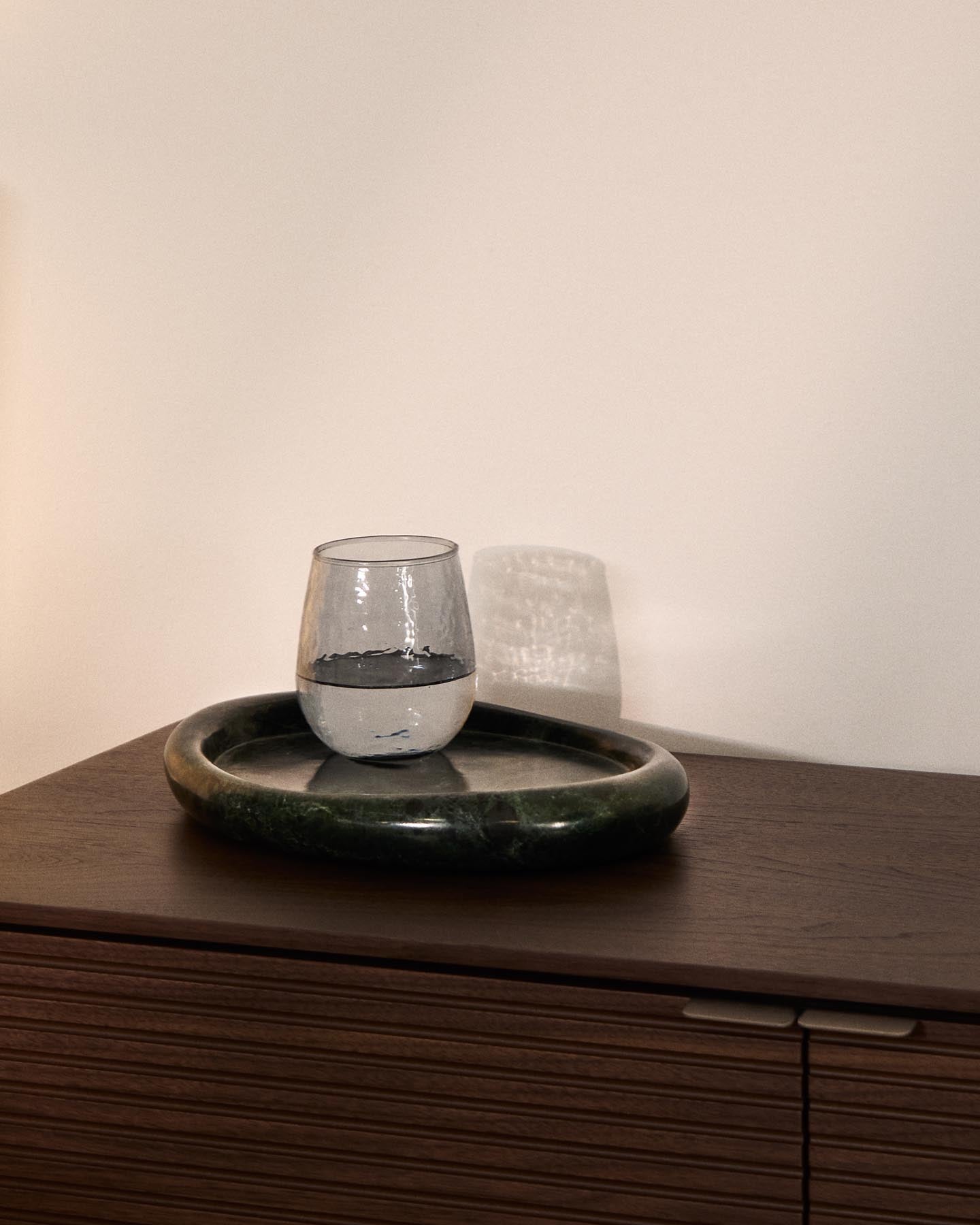 Tablett Lenorel aus grünem Marmor 43 x 28 cm in Grün präsentiert im Onlineshop von KAQTU Design AG. Tablett ist von Kave Home