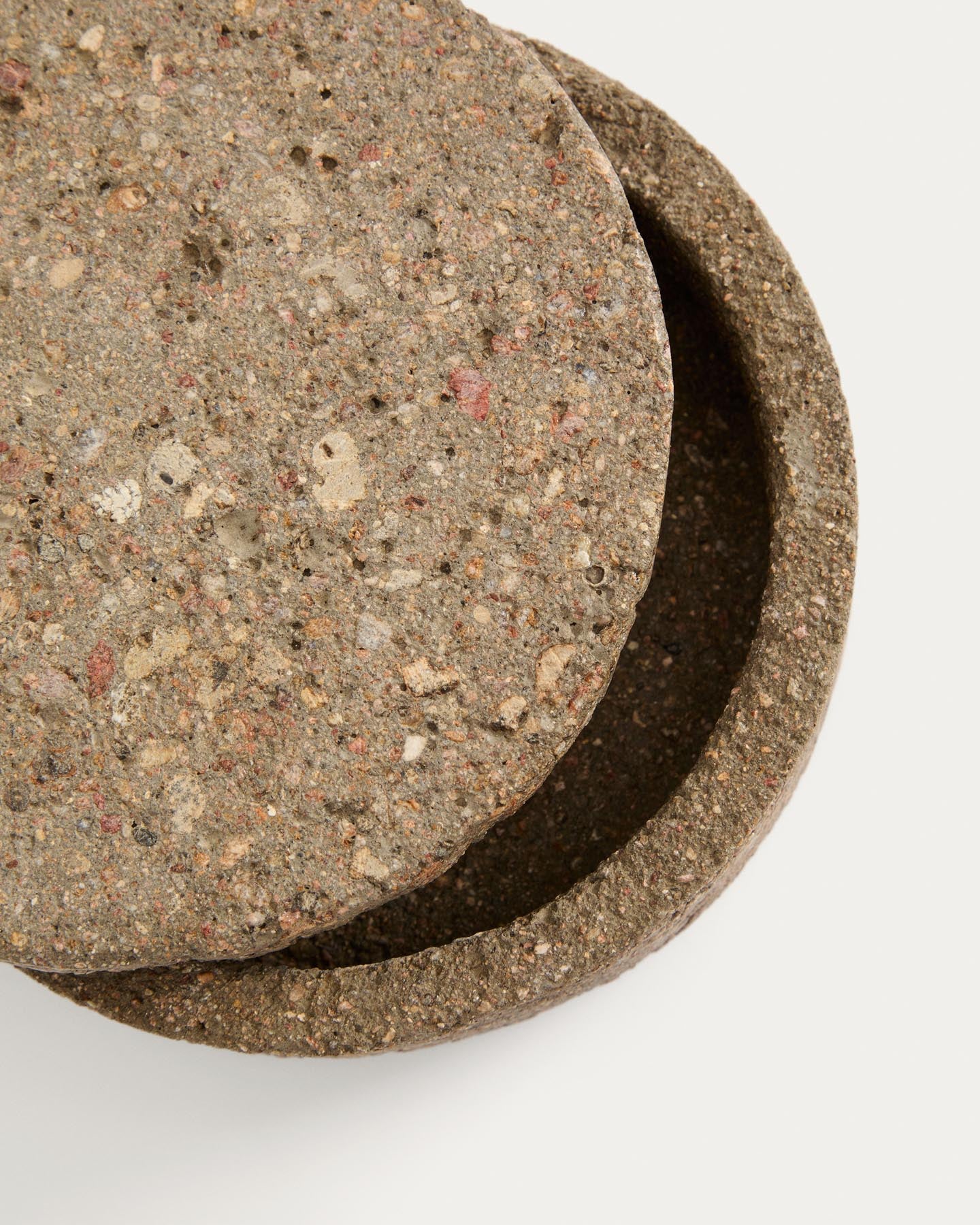 Dekorative Box Mirani aus Stein, Ø 15 cm in Braun präsentiert im Onlineshop von KAQTU Design AG. Tablett ist von Kave Home