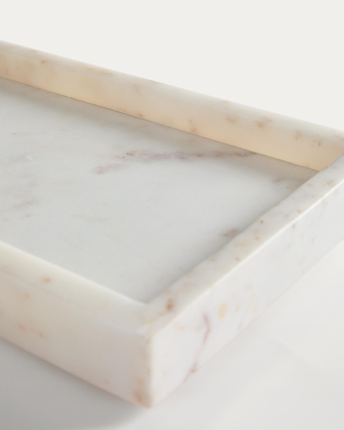 Tablett Serela aus weißem Marmor 35 x 18 cm in Weiß präsentiert im Onlineshop von KAQTU Design AG. Tablett ist von Kave Home